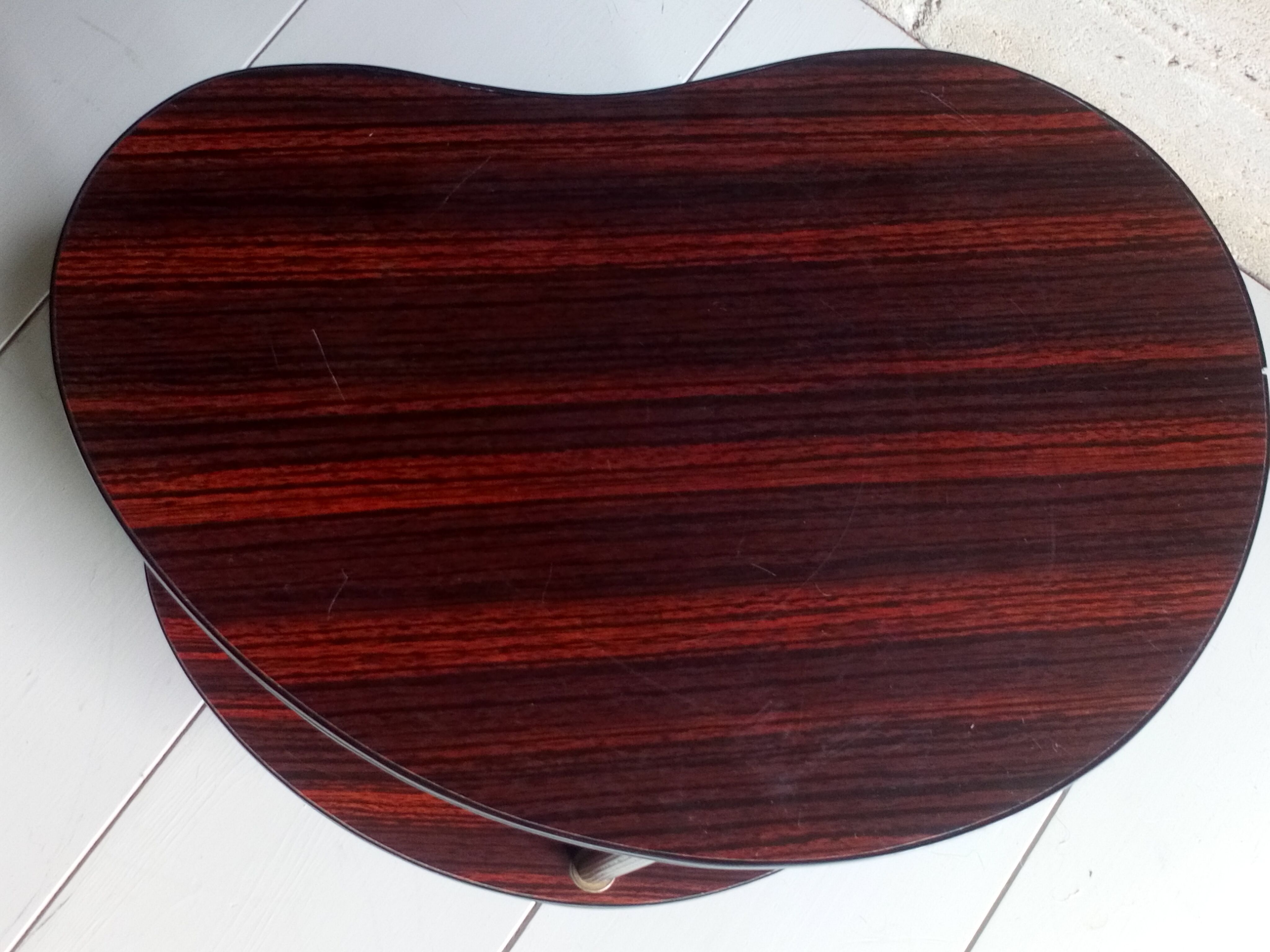 Table d'appoint forme haricot tripode en formica