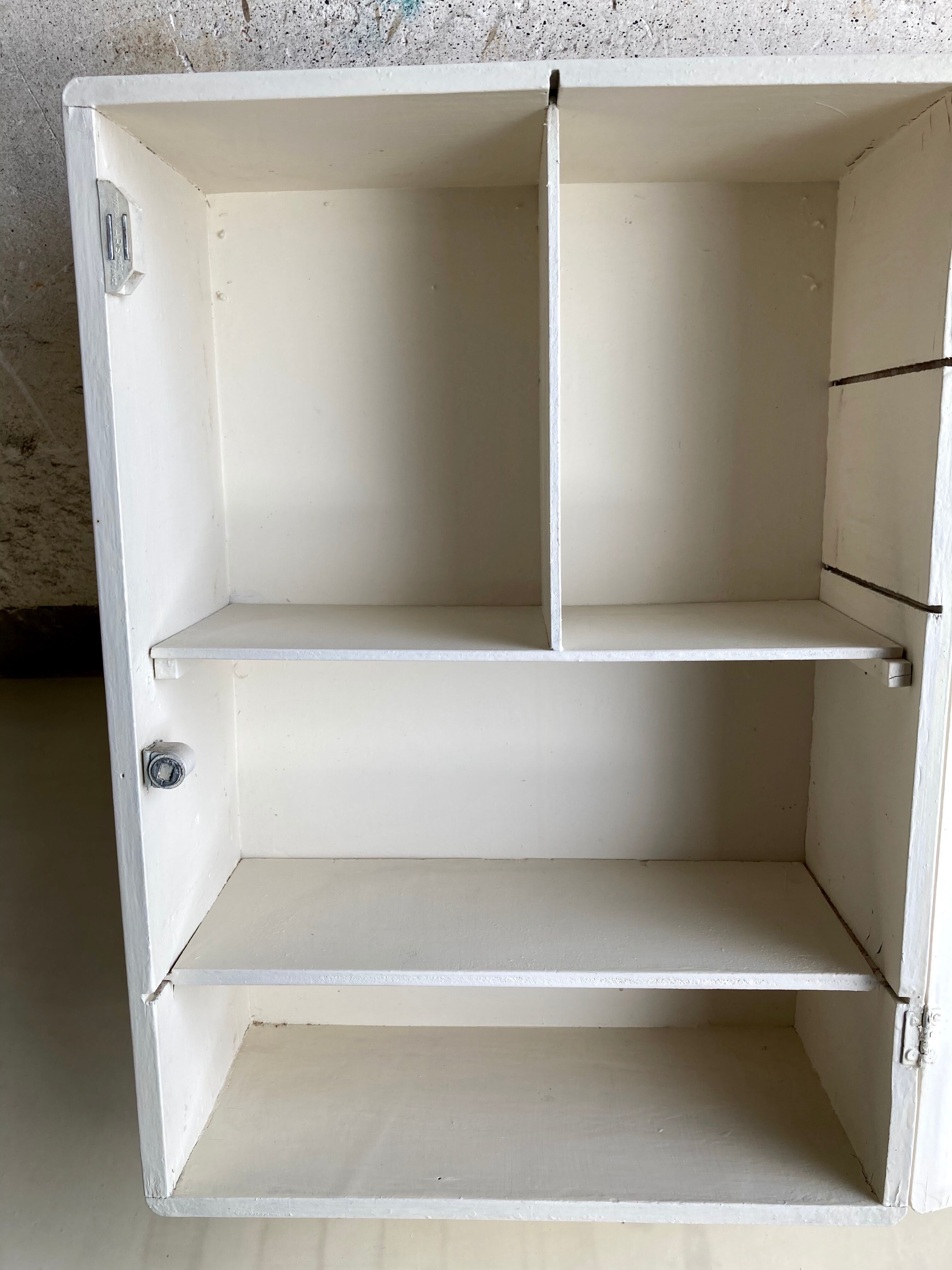 Pharmacy cupboard 60'