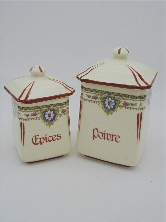 Duo of spice pots