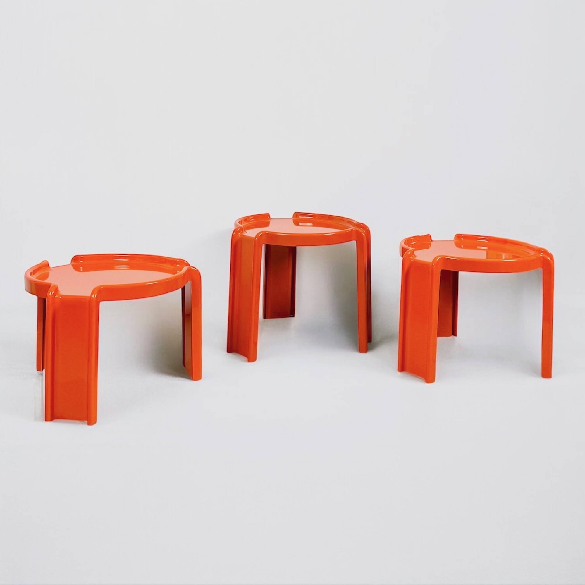 3 tables orange Giotto Stoppino pour Kartell, années 1960