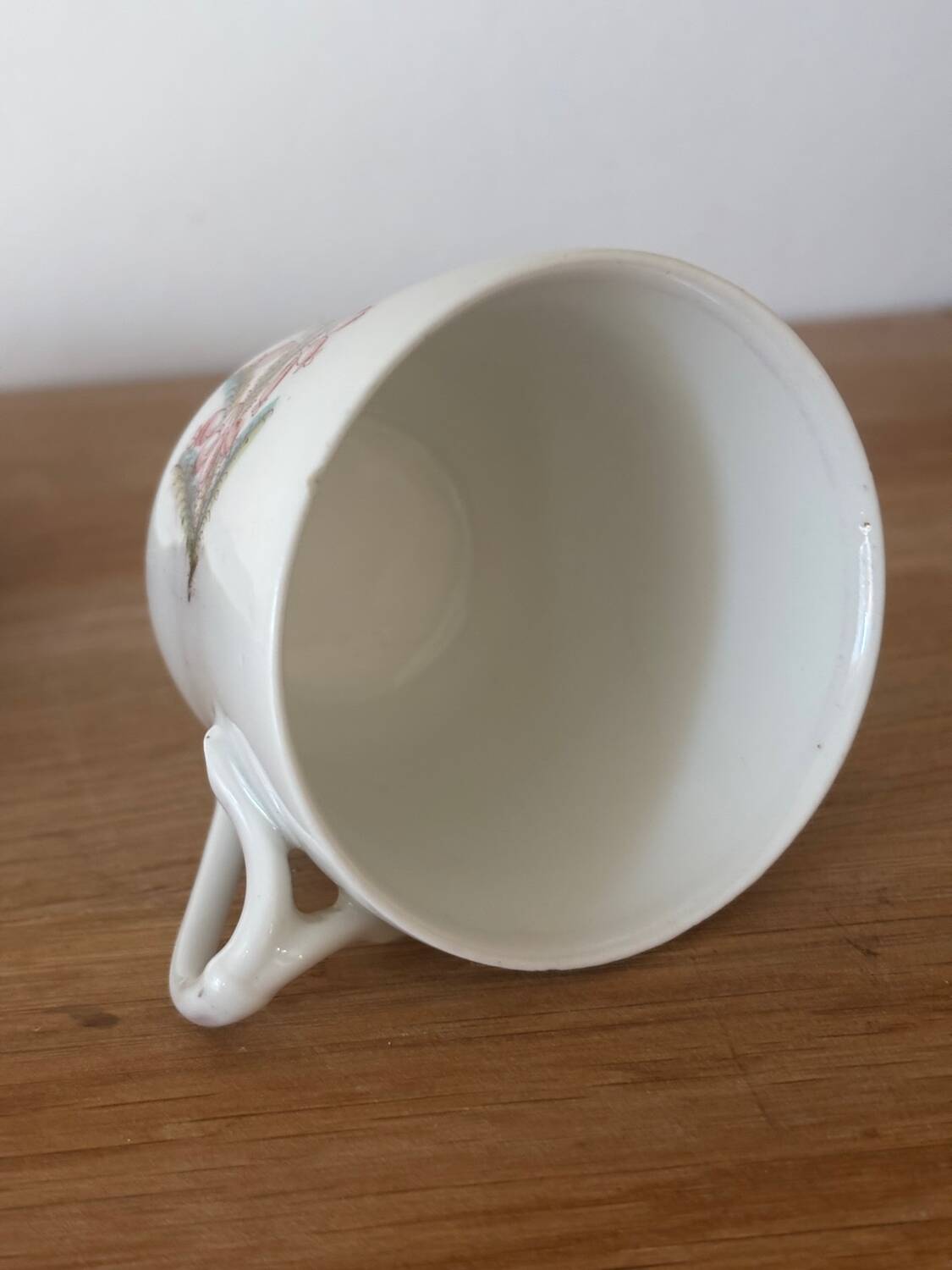 Vintage set of 7 cups and saucers in porcelain with defects.