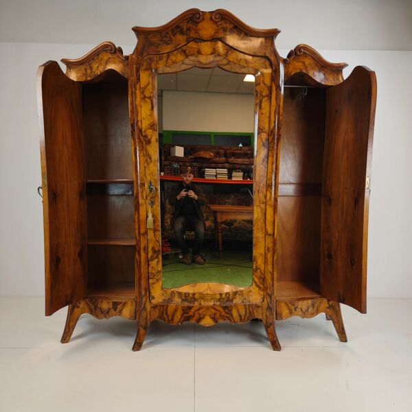 Grande armoire / penderie italienne antique – ronce de noyer, forme bombé