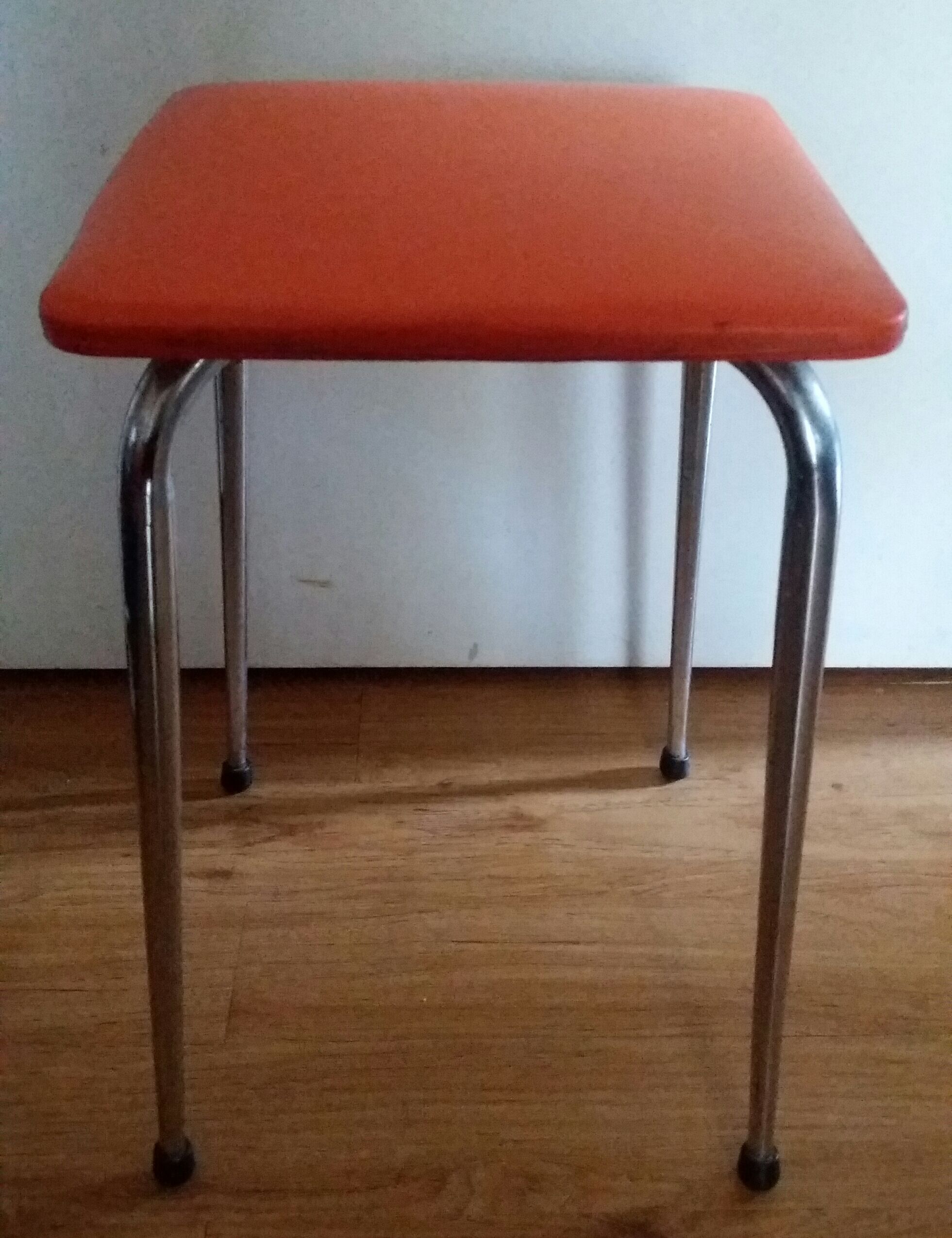 Tabouret orange pieds compas