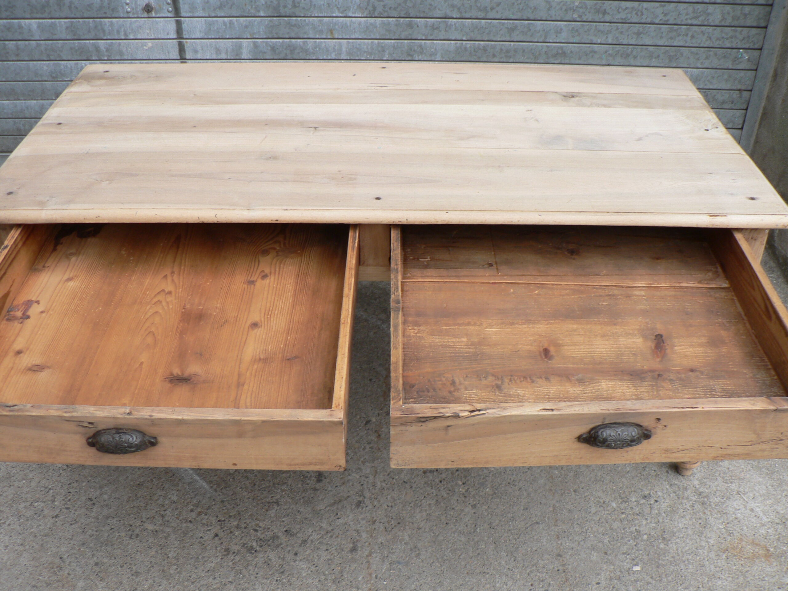 Table de ferme en noyer massif