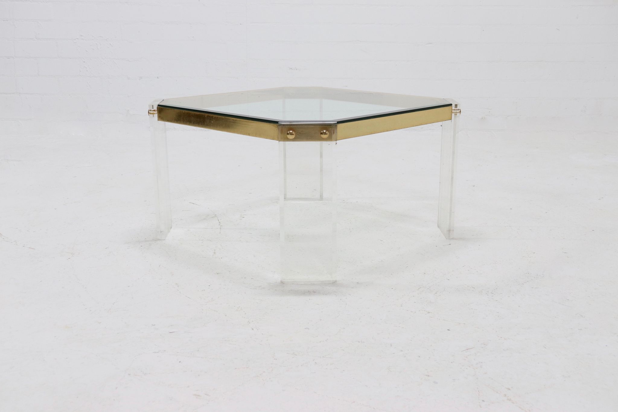 Table basse française en acrylique et verre plaqué or 1970s