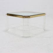 Table basse française en acrylique et verre plaqué or 1970s