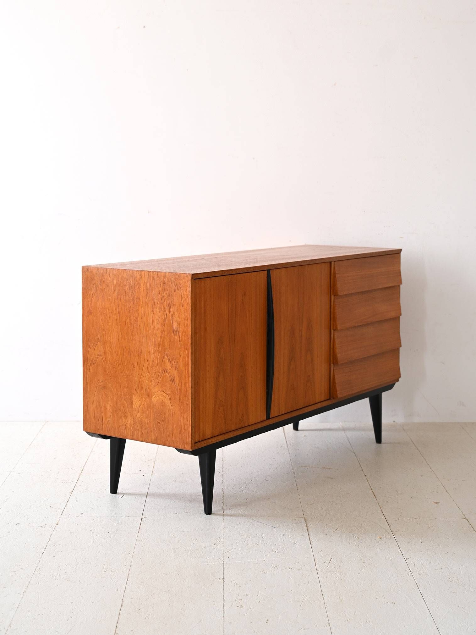 Buffet scandinave avec détails noirs