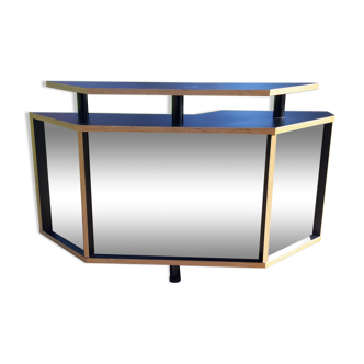 Store checkout counter