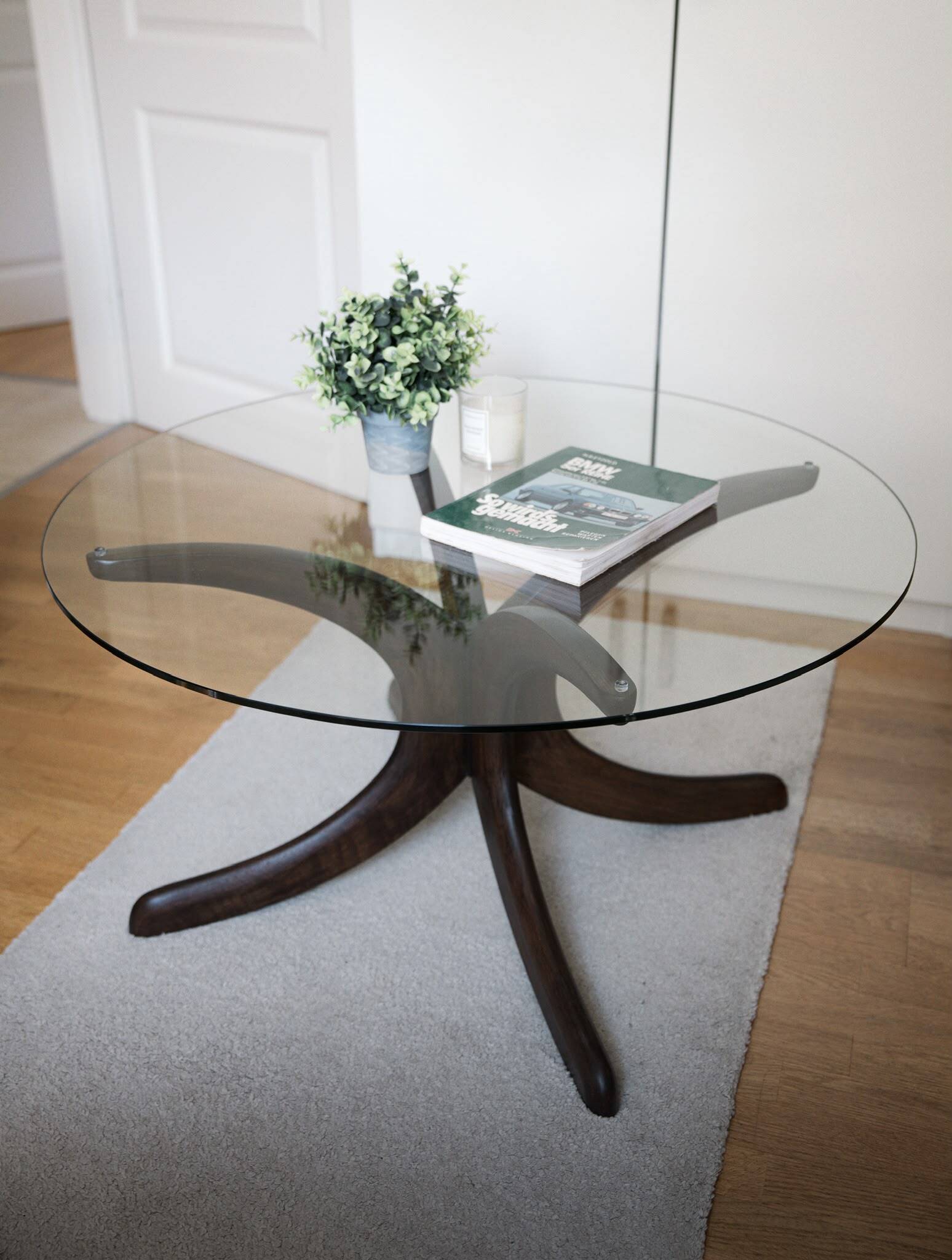 Table basse en verre et en bois