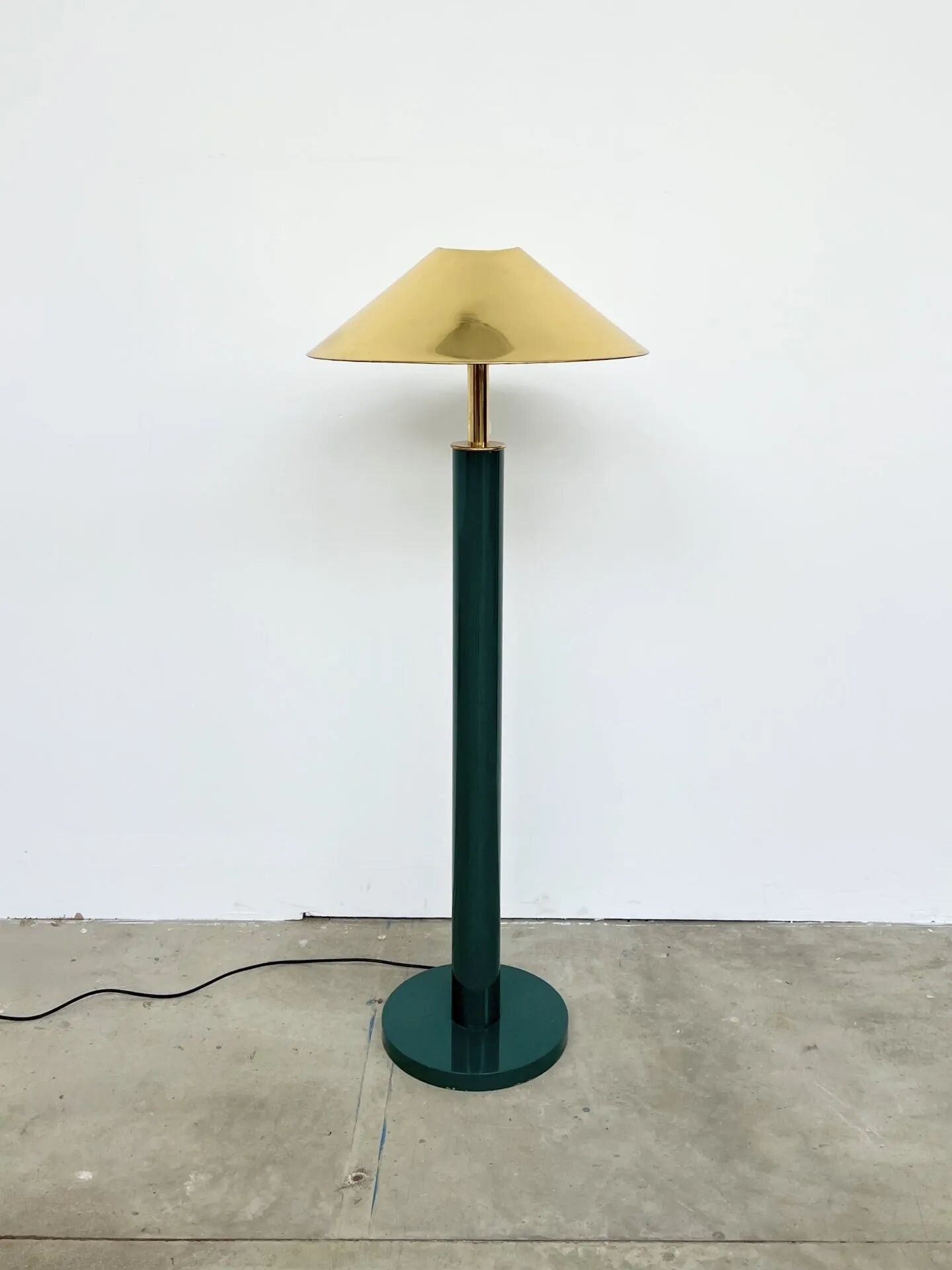 Lacquered metal floor lamp in green with a golden shade — Coolie shape — 1970s-1980s