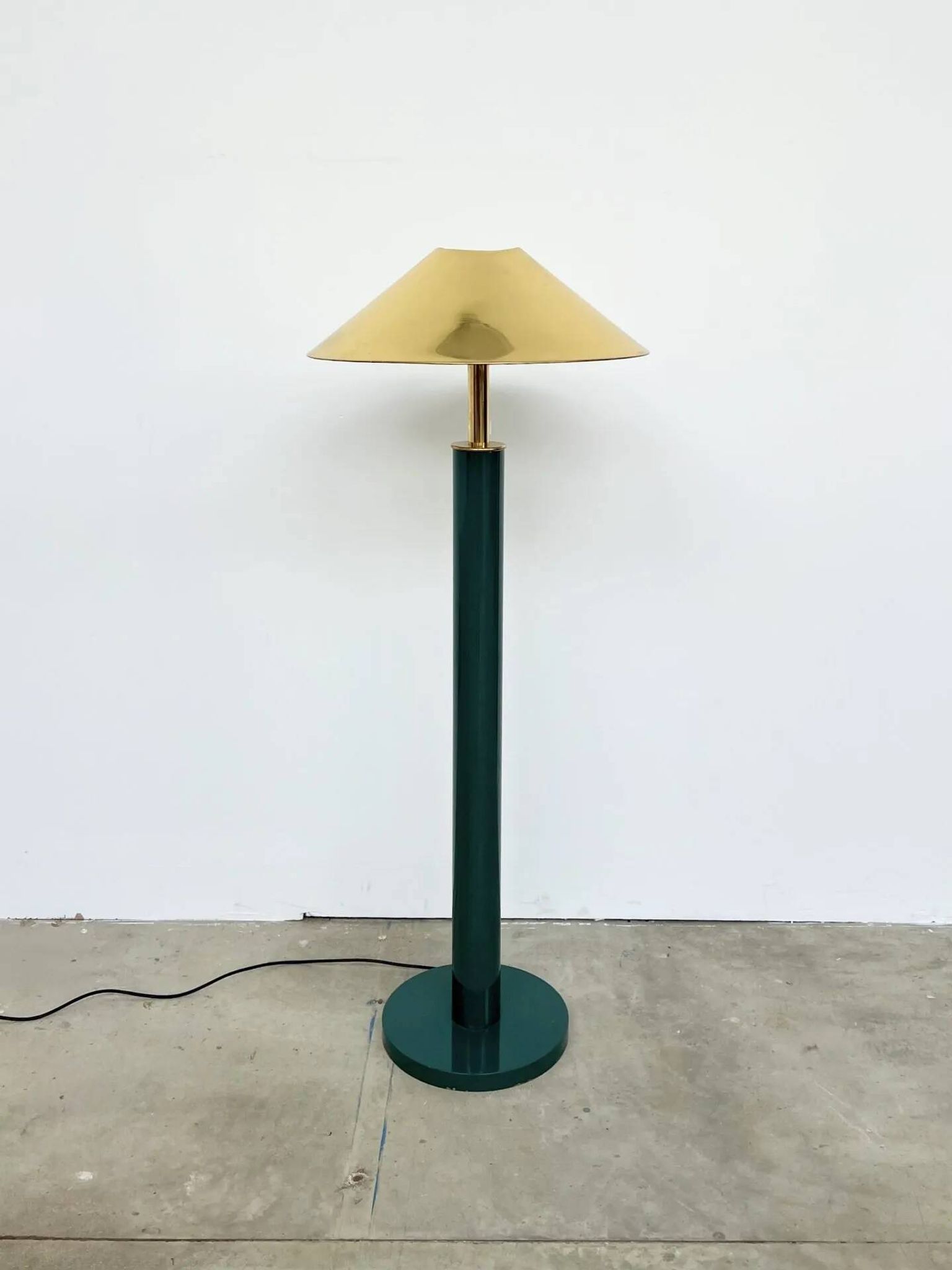 Lacquered metal floor lamp in green with a golden shade — Coolie shape — 1970s-80s