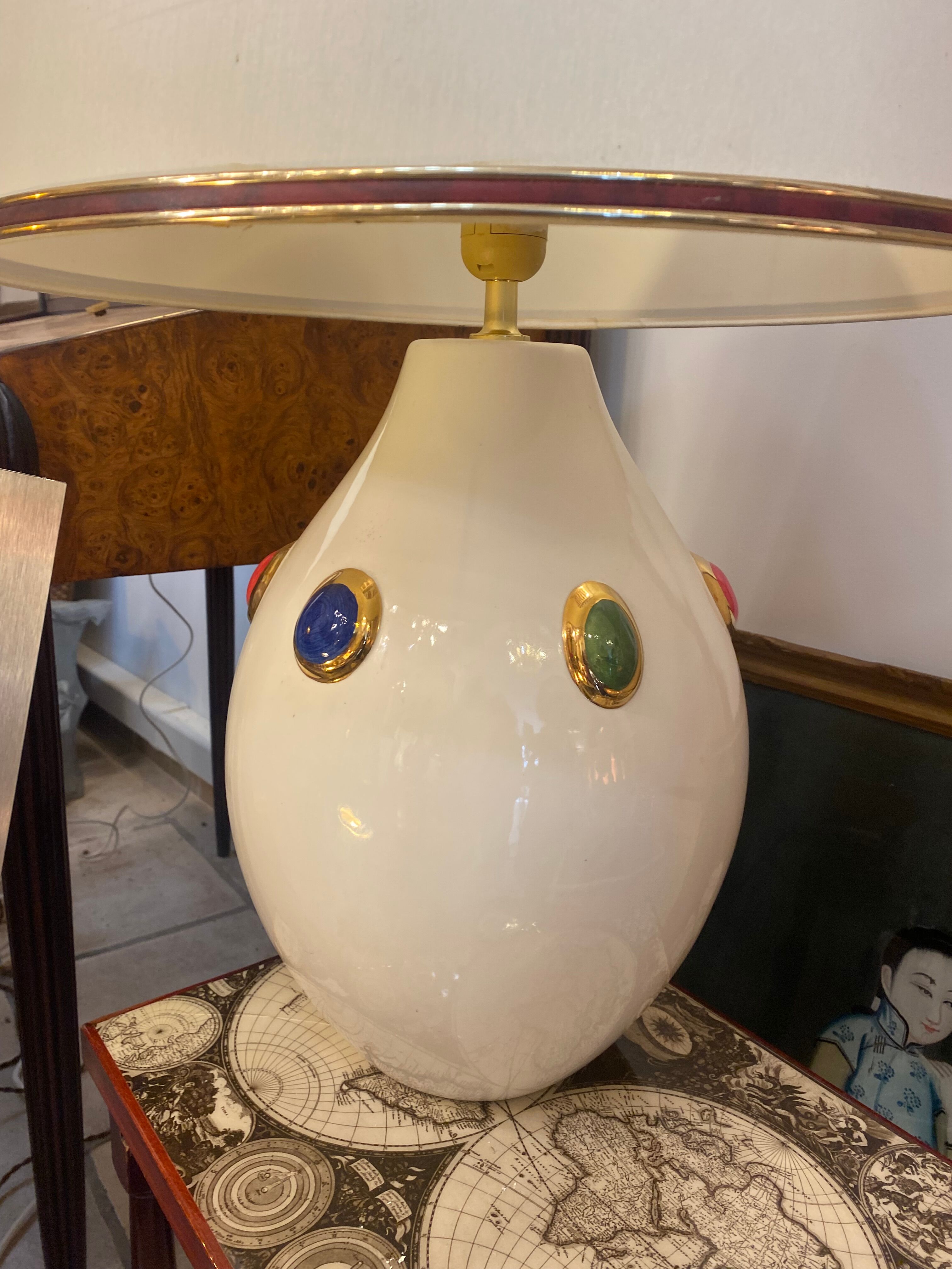 Ceramic lamp with jewelry decorations