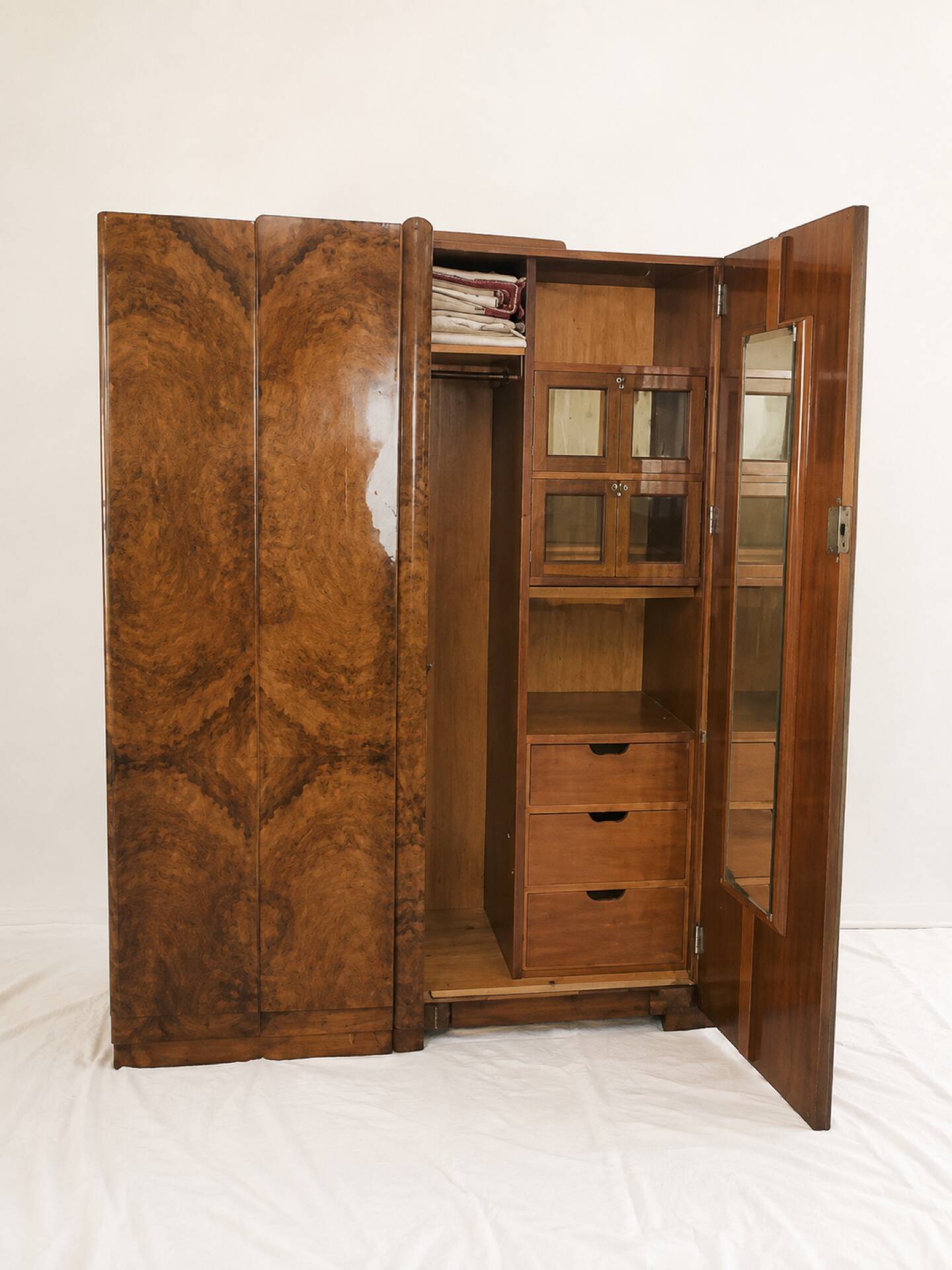 Art Deco wardrobe from the 1930s with walnut burl veneer, 4 doors and storage.