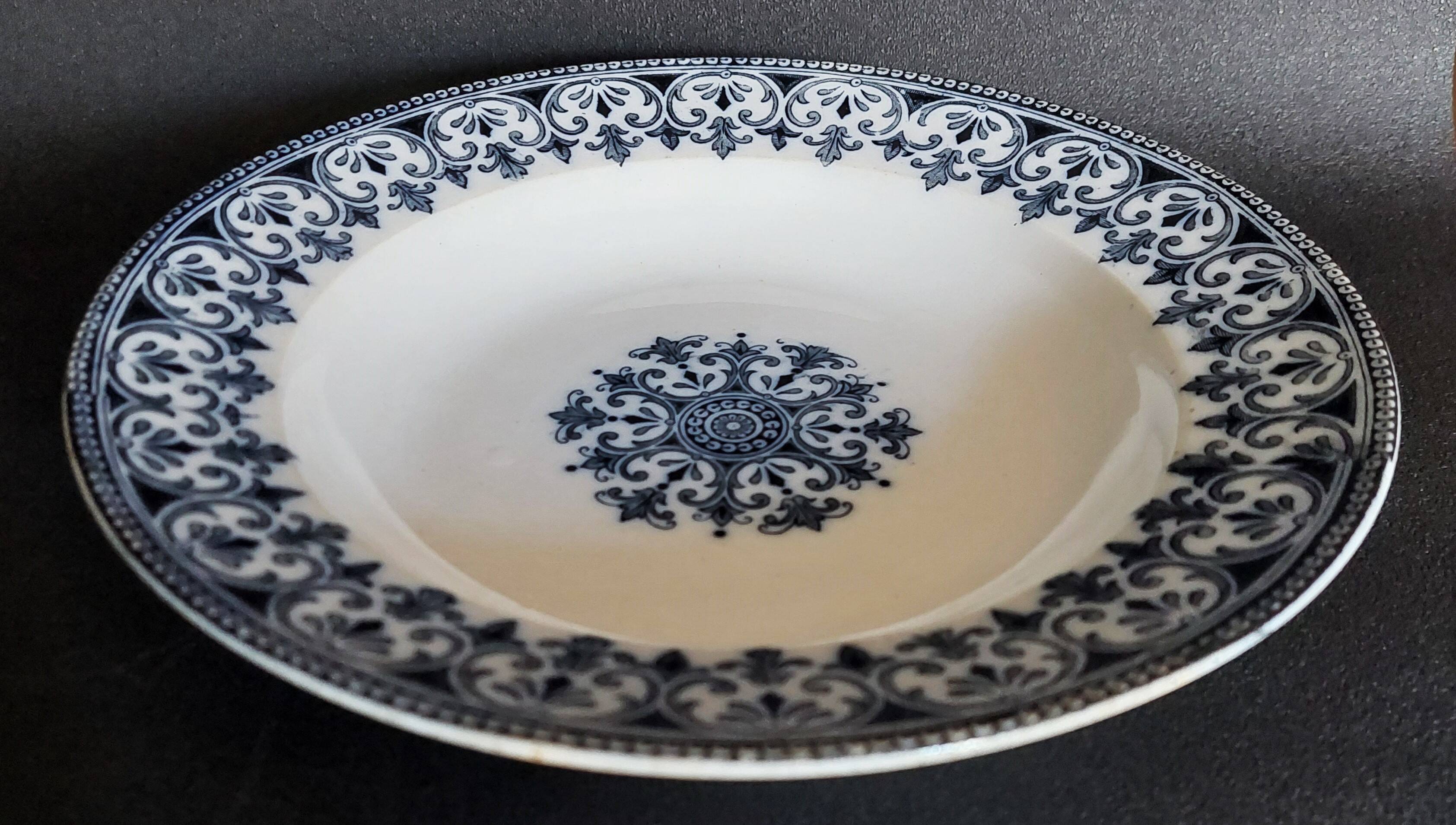 Pair of plates, one soup and one flat, Badonviller, Oriental decoration, early 10th century