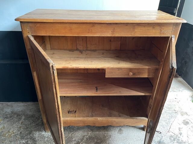 2-door buffet