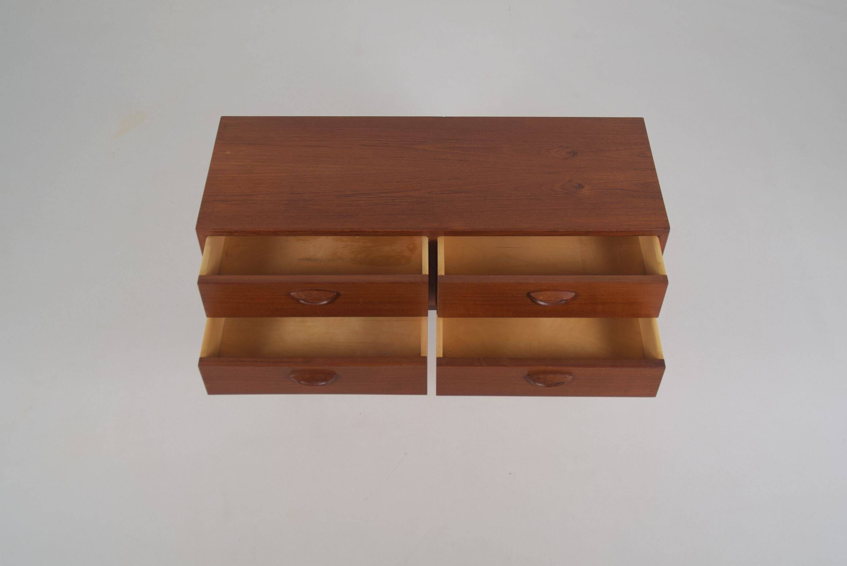 Commode danoise conçue par Kai Kristiansen pour FM Mobler, années 1960.