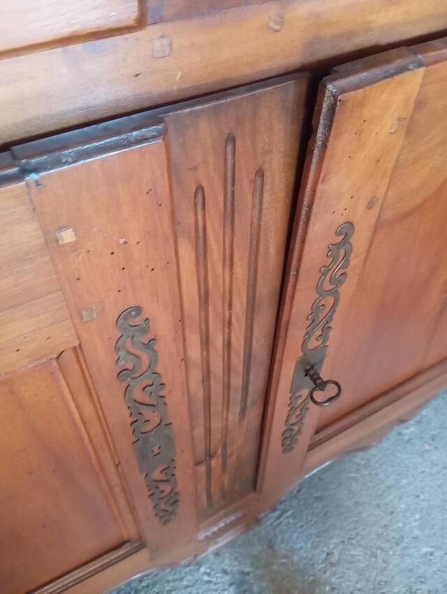 Vaisselier "deux-corps" de style régional – charme authentique et élégance rustique