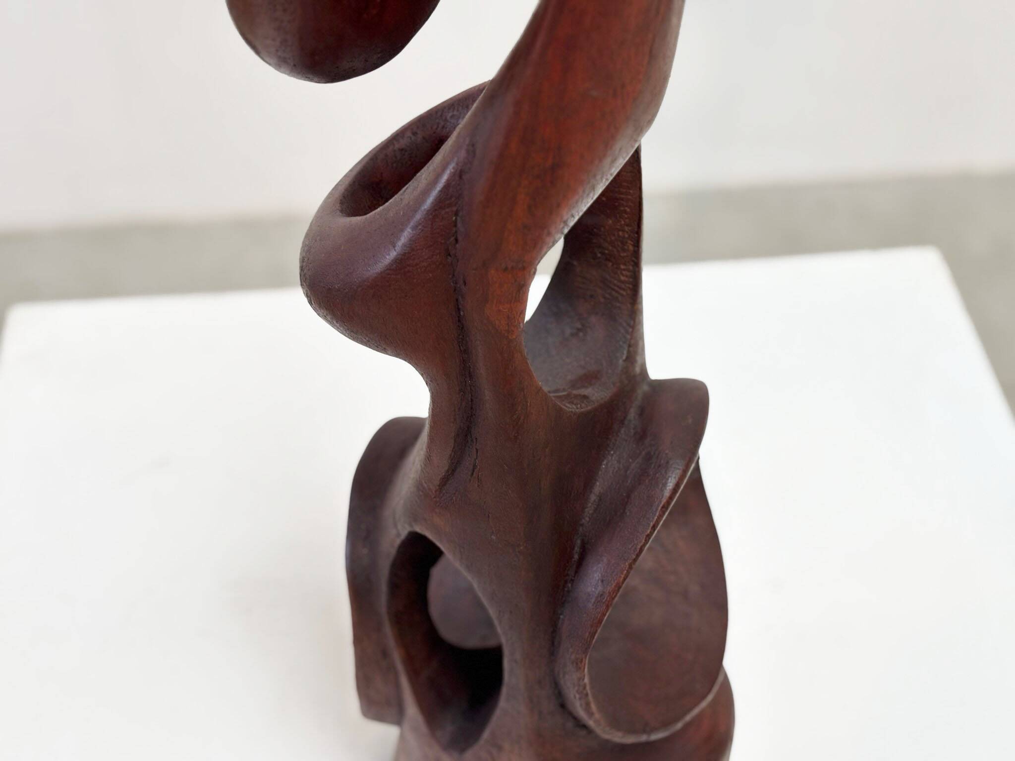 Sculpture abstraite en bois des années 1960