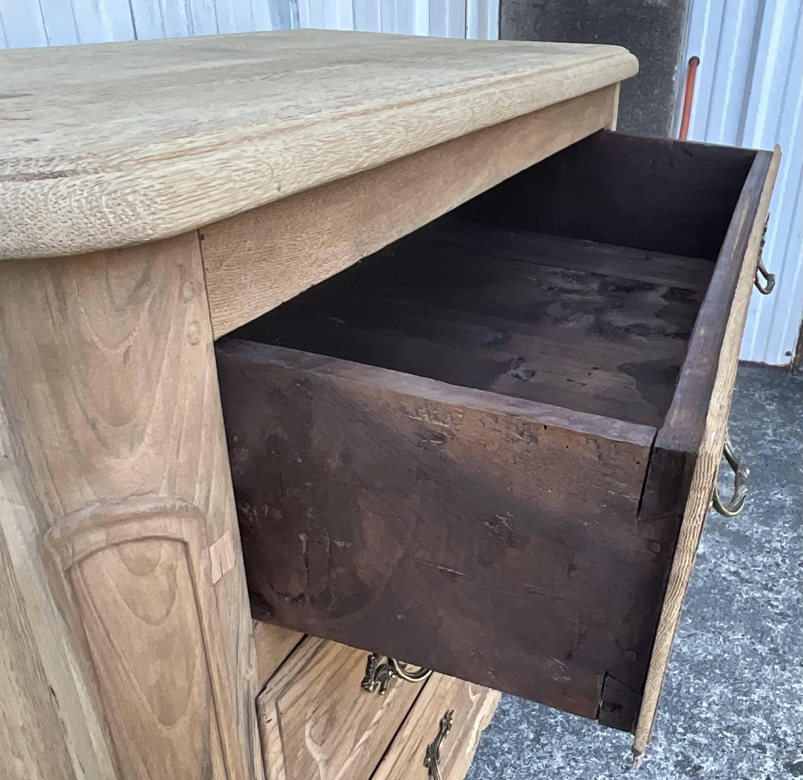 Louis XV chest of drawers in solid oak, late 18th century – Loire Valley