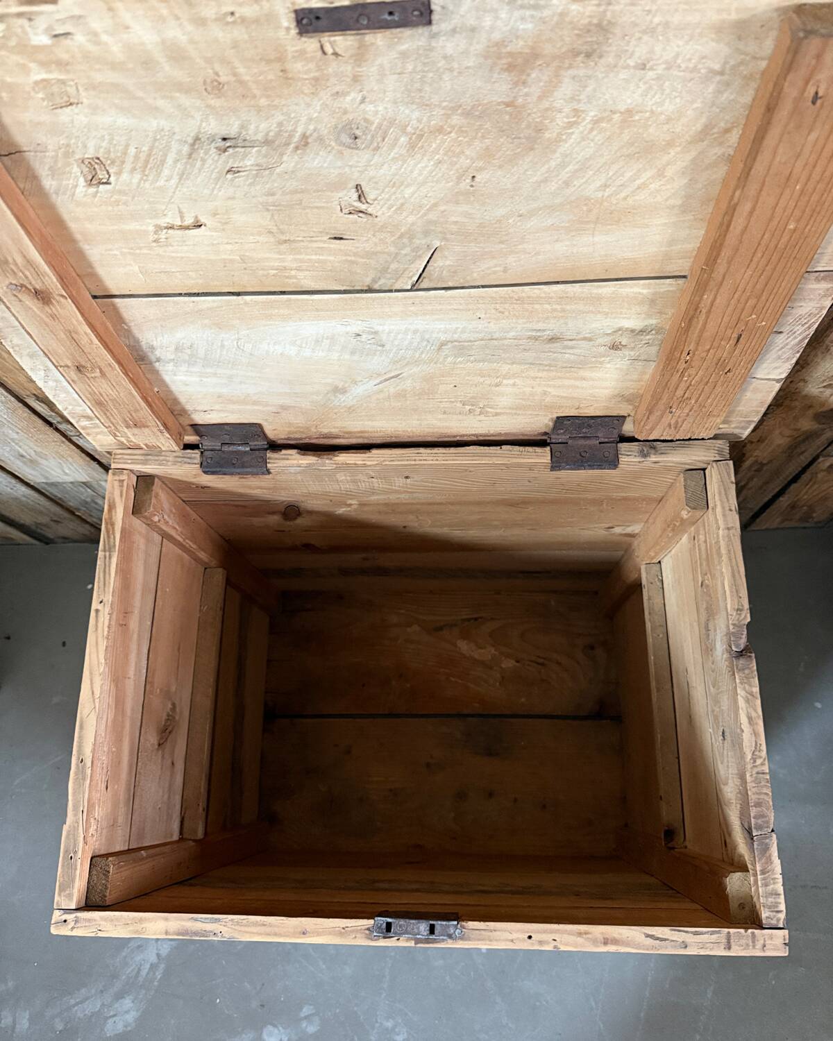 Old raw wood chest (renovated)