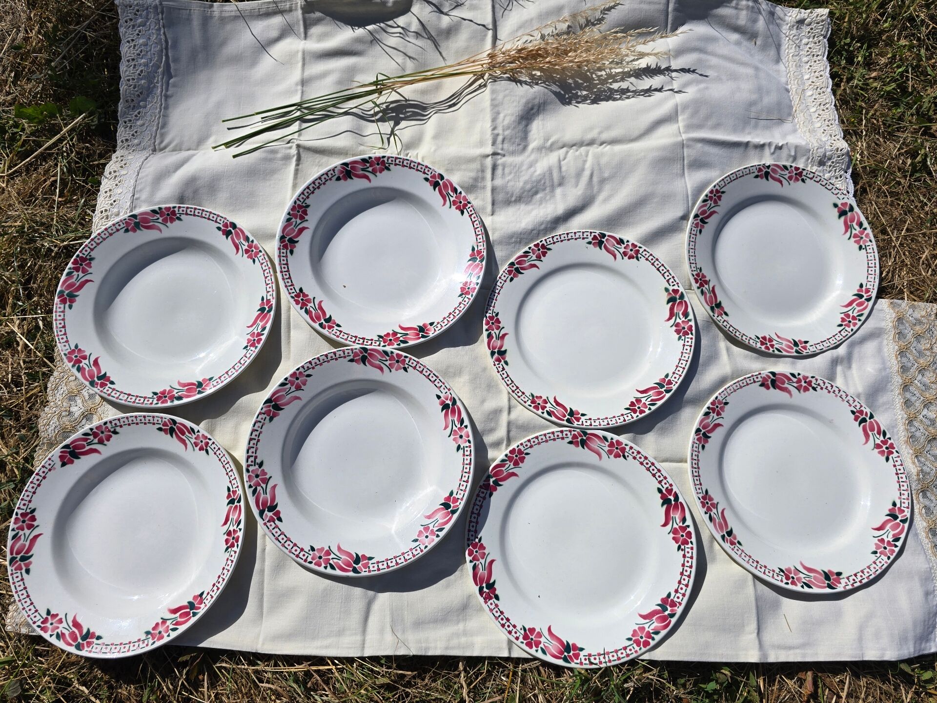 Lot of 4+4 vintage Ceranord St Amand "Roubaix" plates in perfect condition.