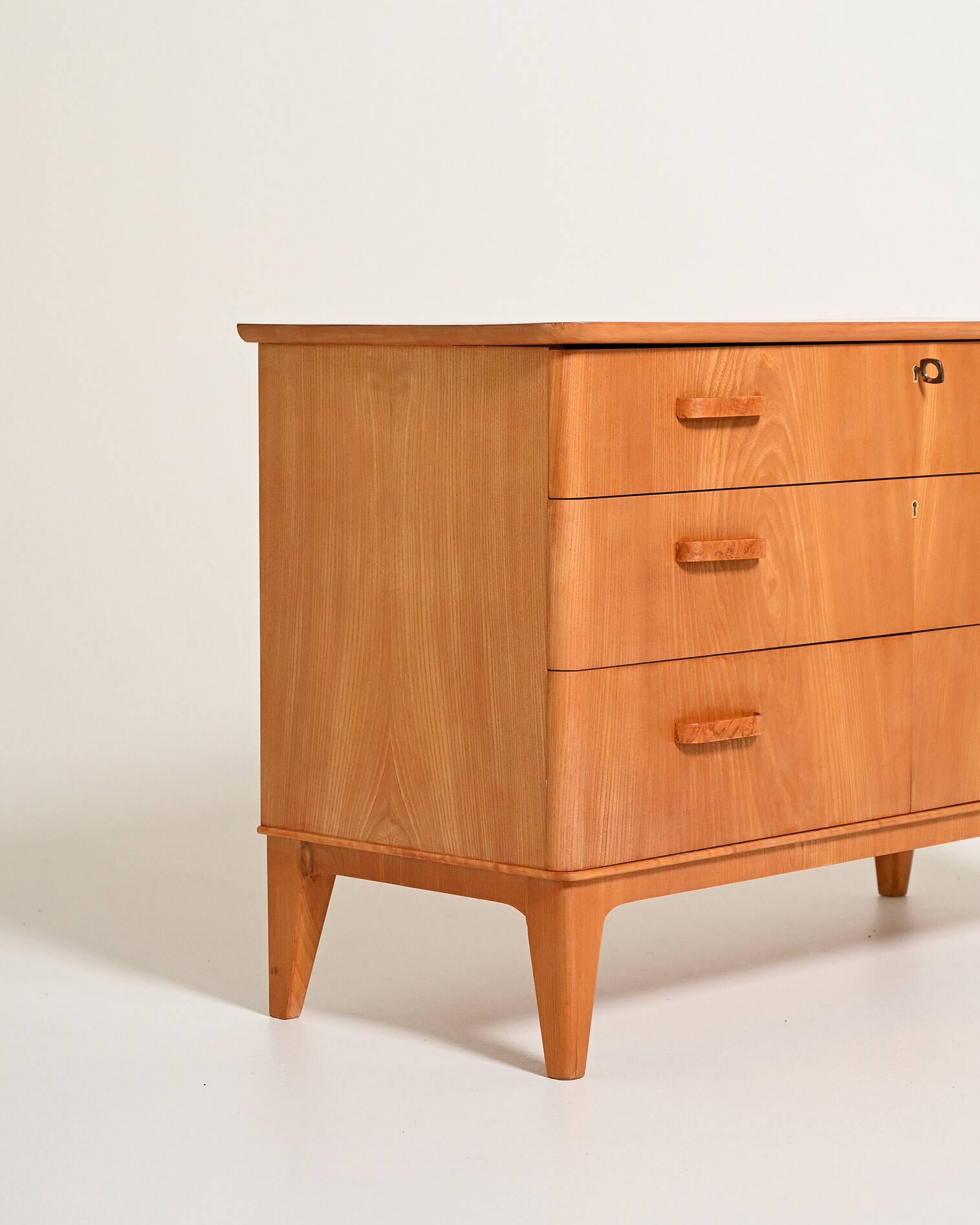 Commode scandinave en bois d'orme, années 1950