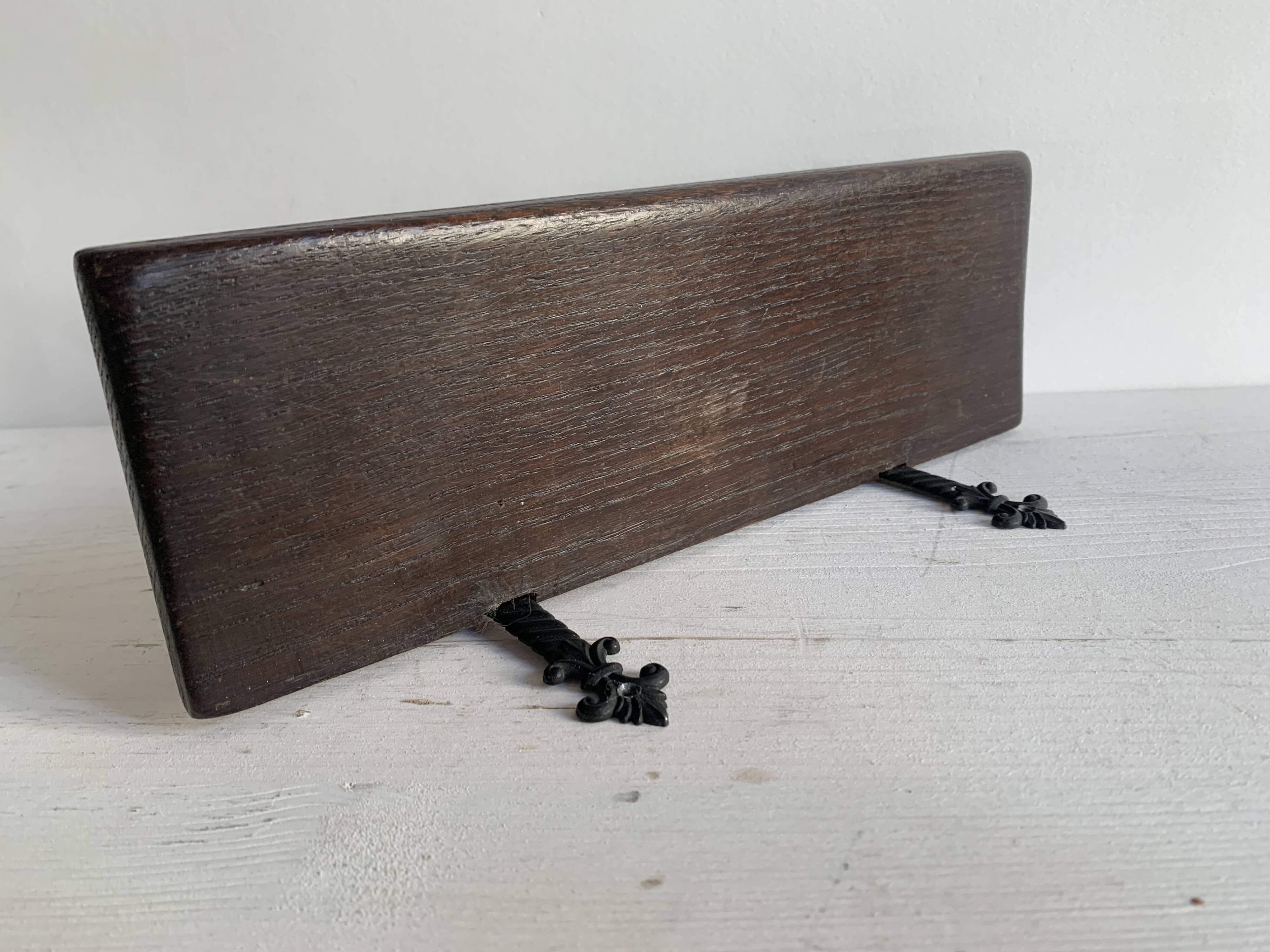 Antique carved wooden wall console for statuette, Haute époque