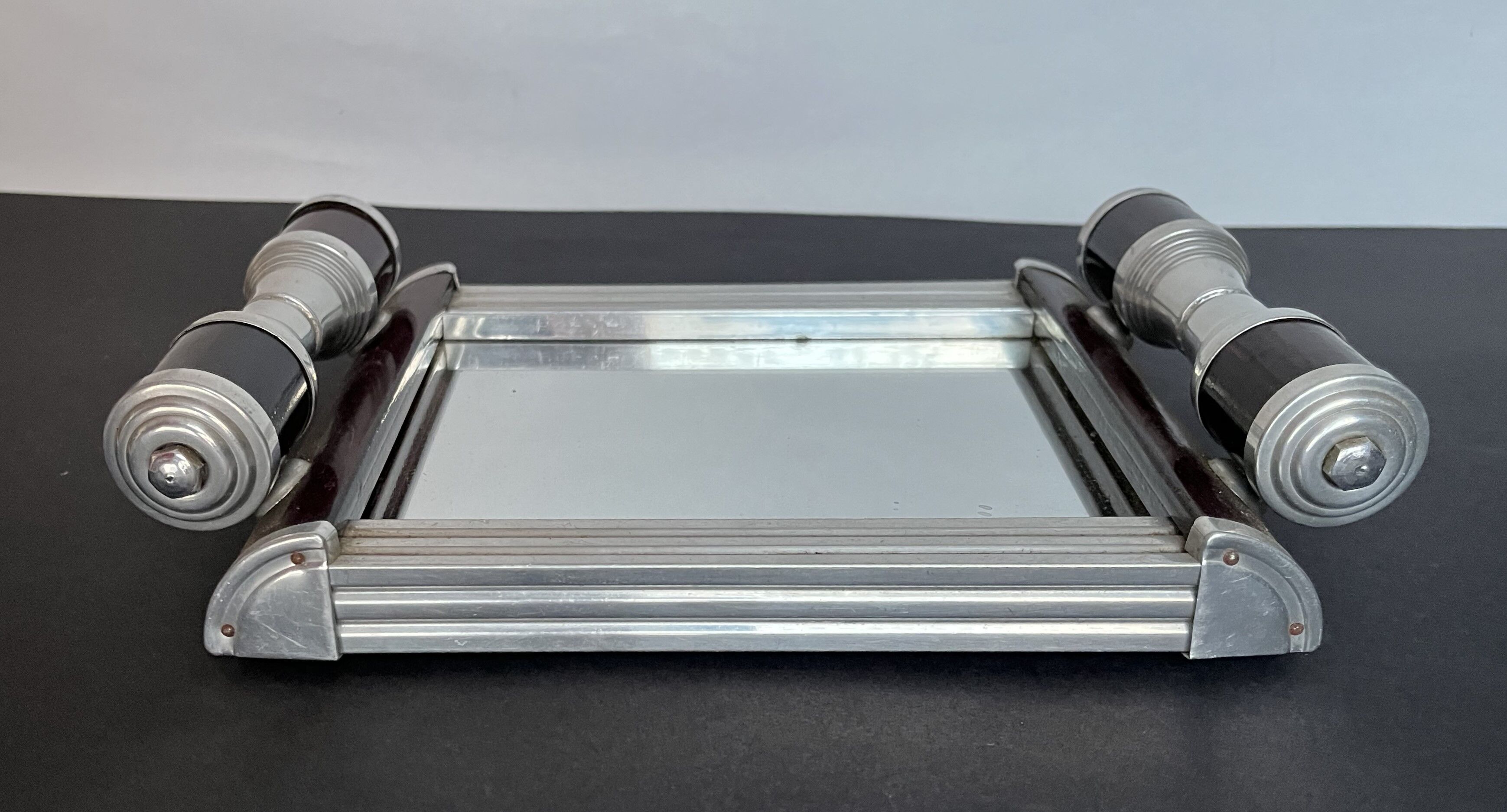 Rectangular mirror tray