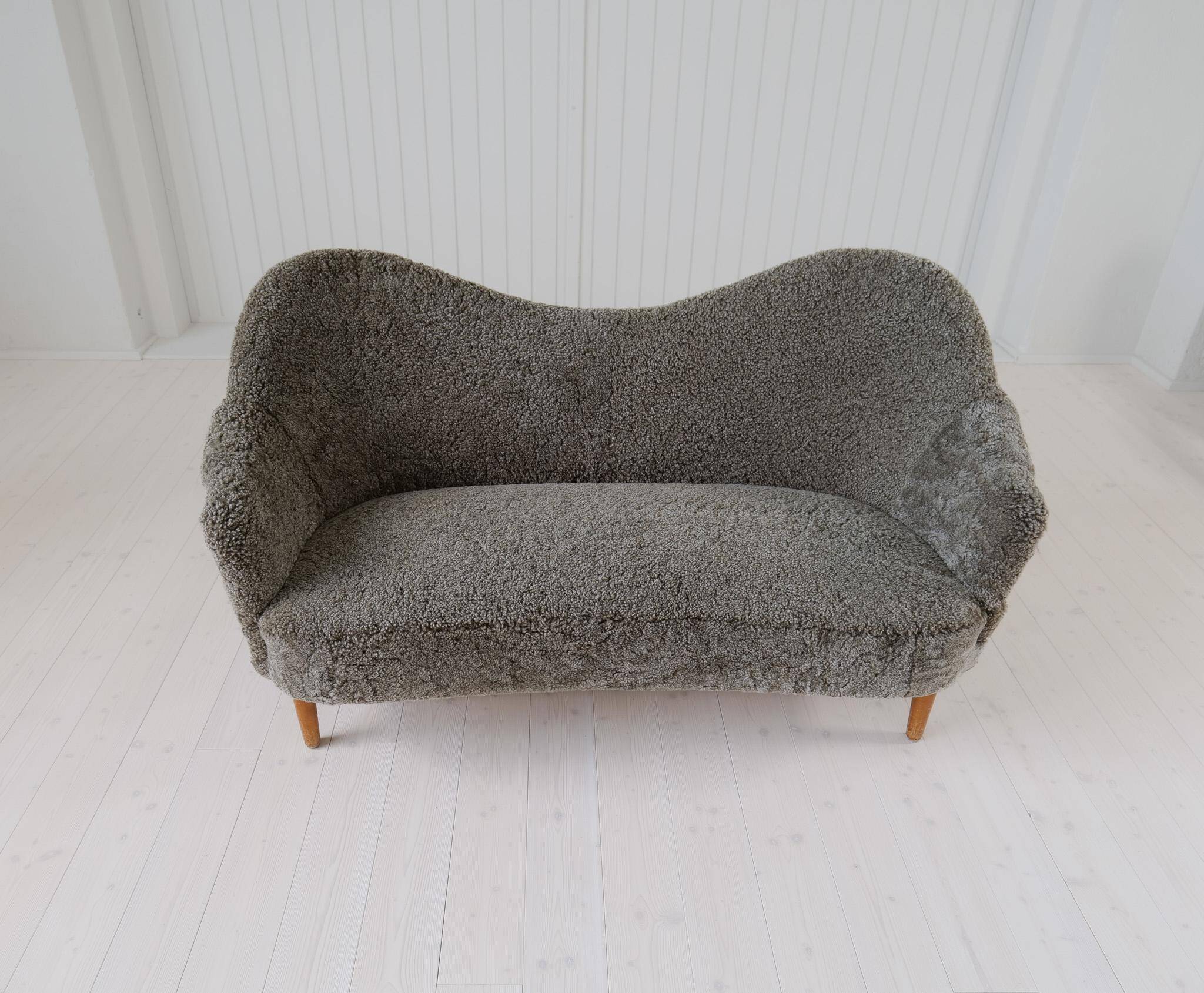 Mid-century modern canapé in sheepskin / shearling model 'Samspel' by Carl Malmsten, 1956