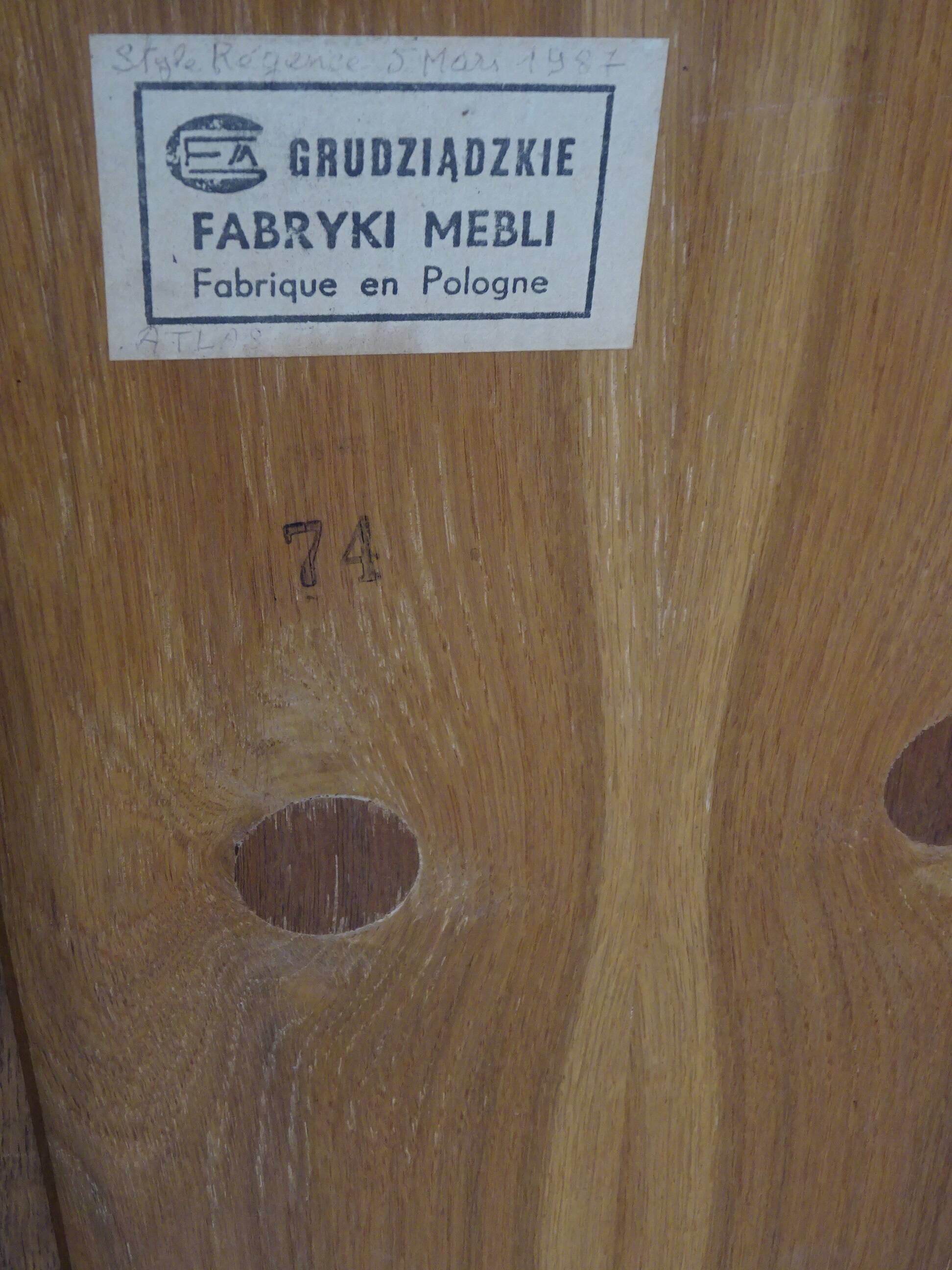 Small oak sideboard, 1 drop-down door and 1 drawer.