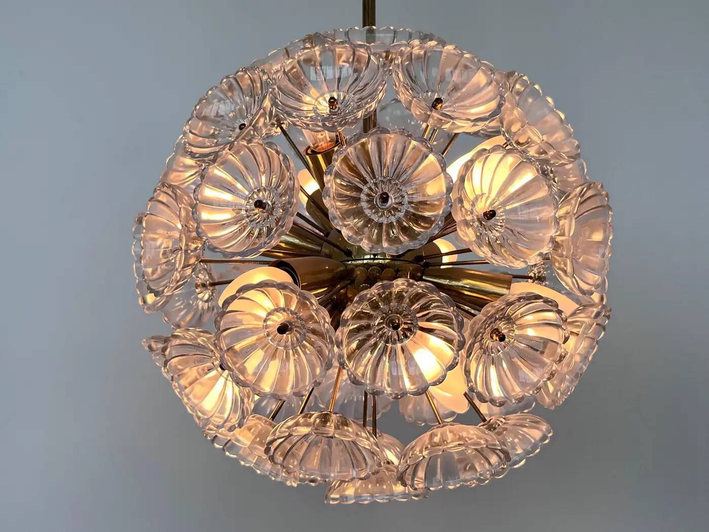 Magnifique réplique de Spoutnik en laiton et verre, inspirée de l'ère spatiale, signée Dandelion, années 1960 / Allemagne