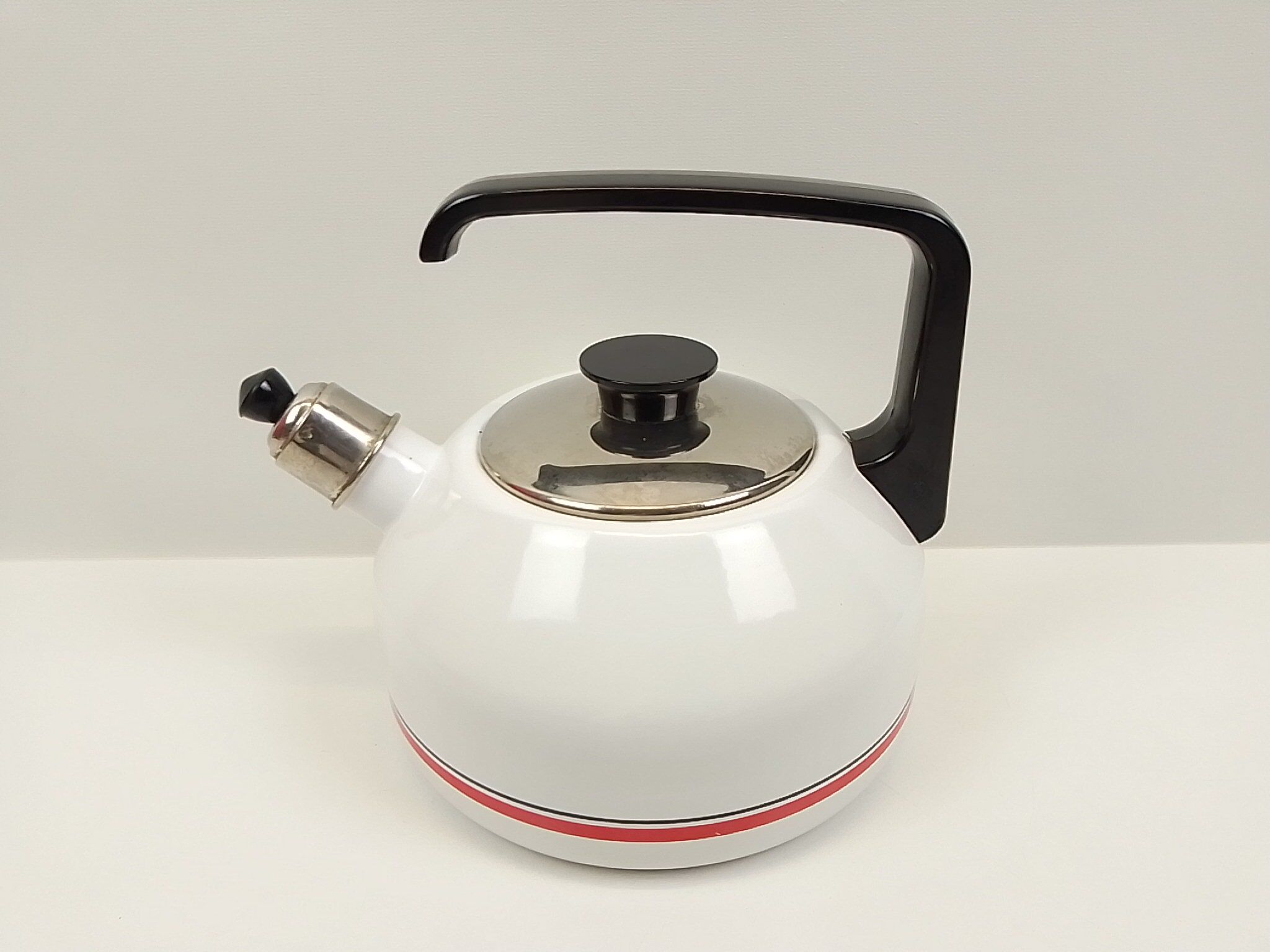 Enamelled kettle white border red and black
