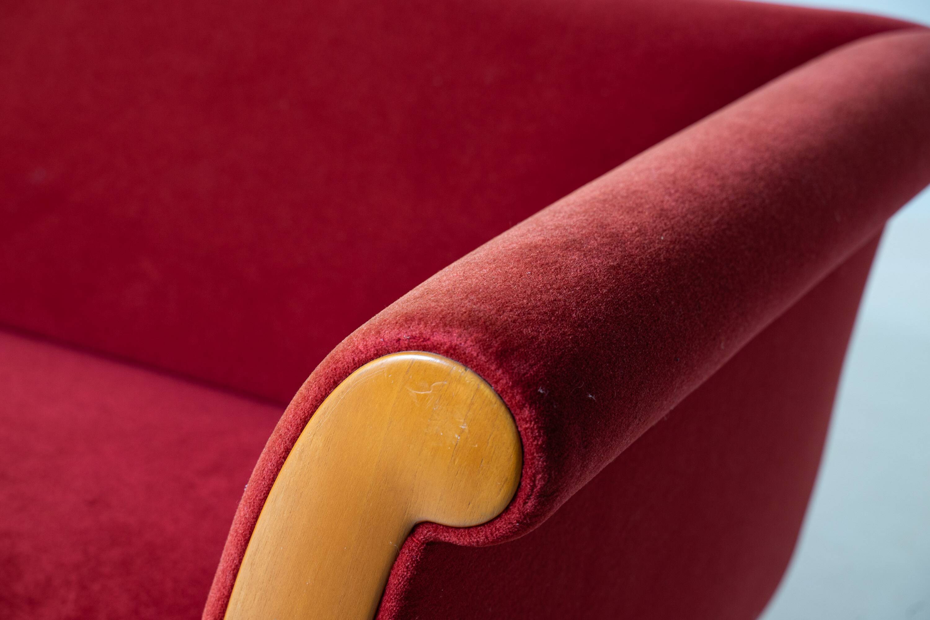 Sofa 'Primafila' en velours rouge par Molteni