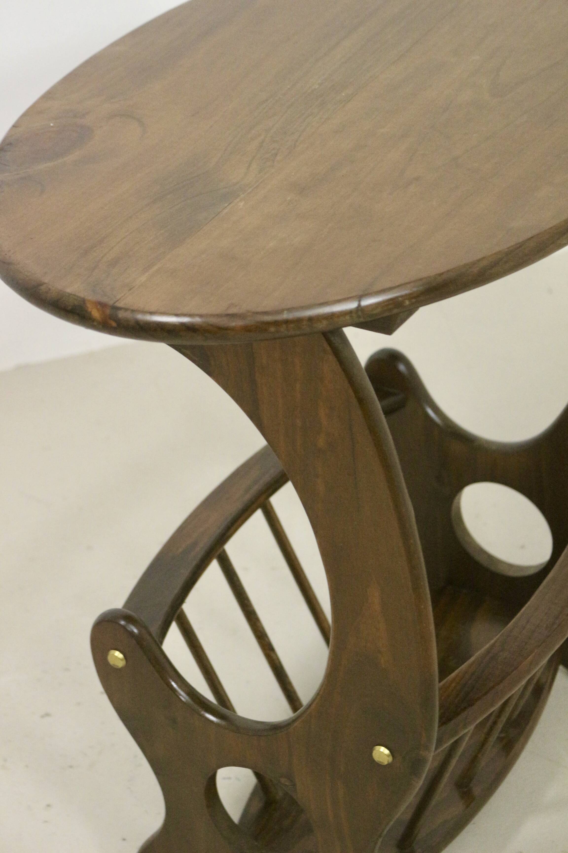 Wooden living room coffee table with magazine storage rack. Ref MIA