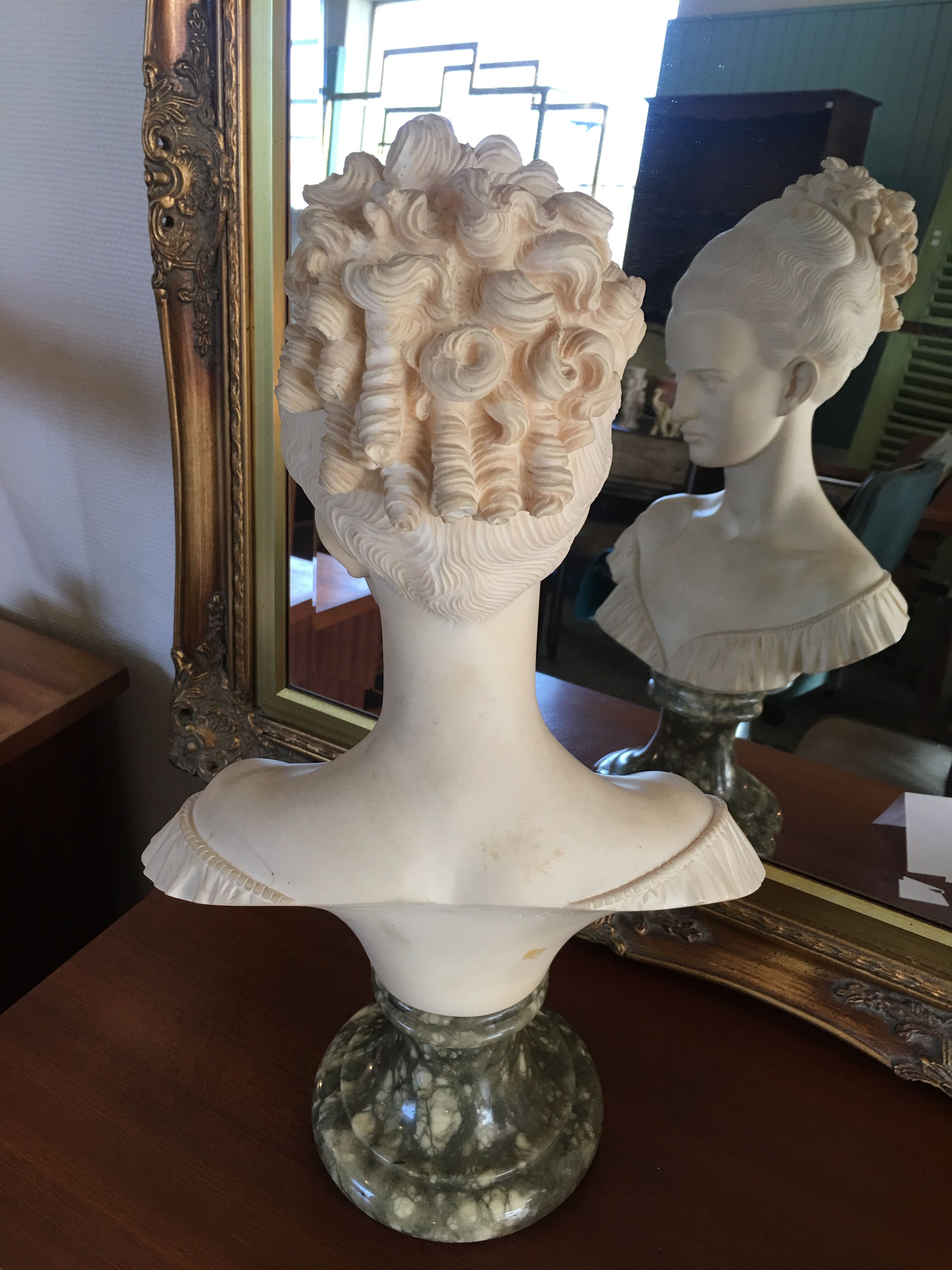 Bust in alabaster signed Alain Giannelli