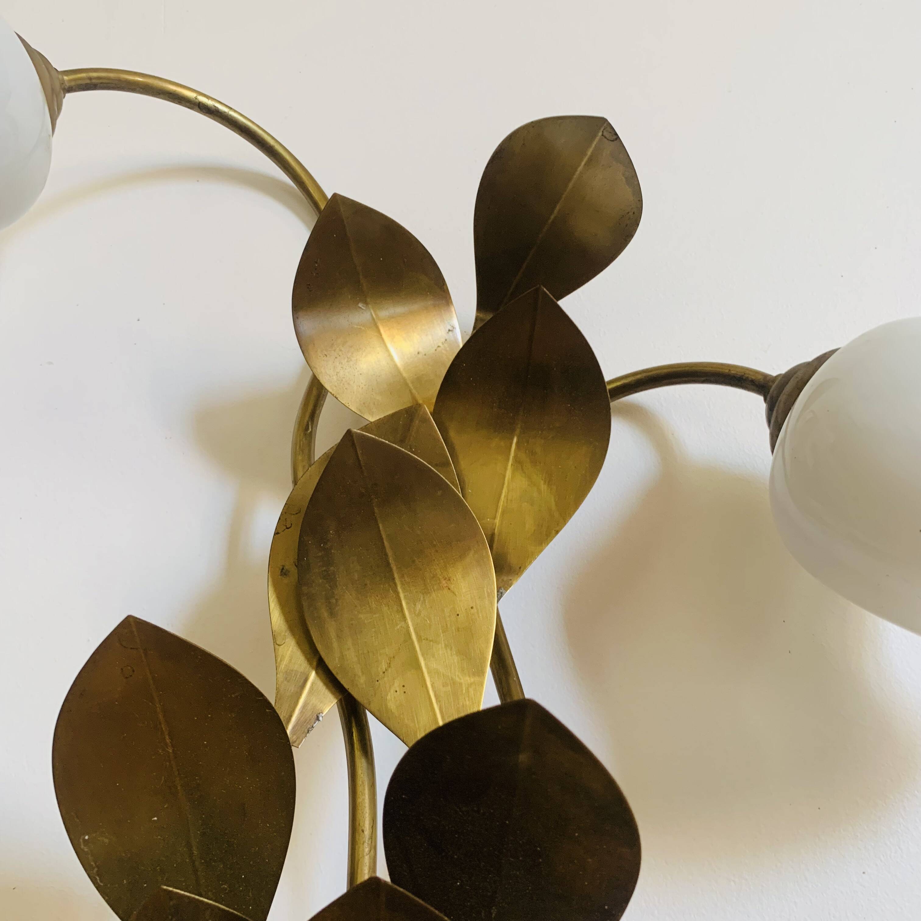 Floral wall light with 2 bulbs in brass and opaline, – 1950s/60s