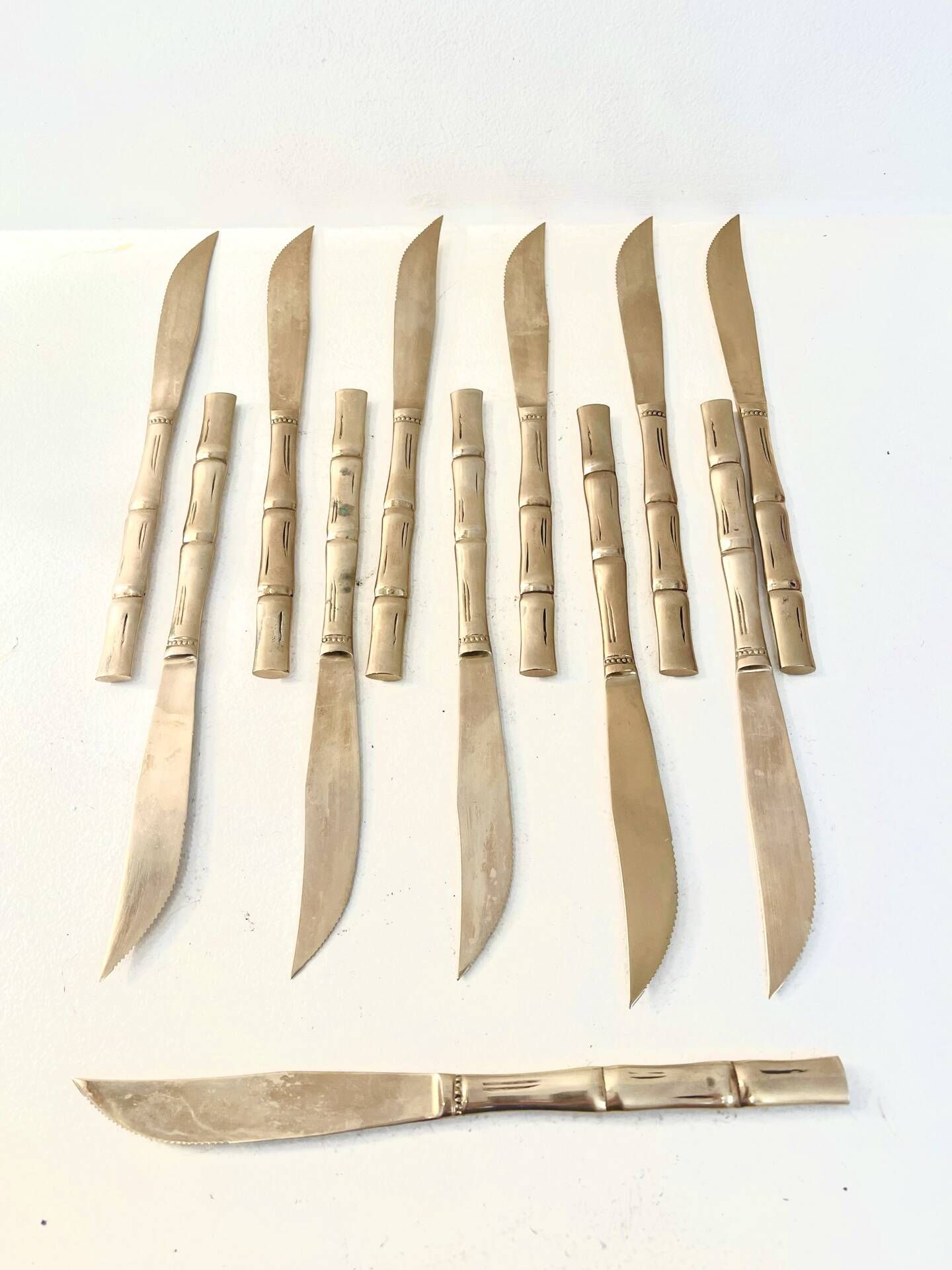 12 couteaux de table dorés, Hollywood Regency – circa 1970