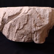 Table basse design effet roche travertin — pièce unique sculptée main