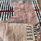 Tapis berbère beni ouraine en laine naturelle à motifs colorés