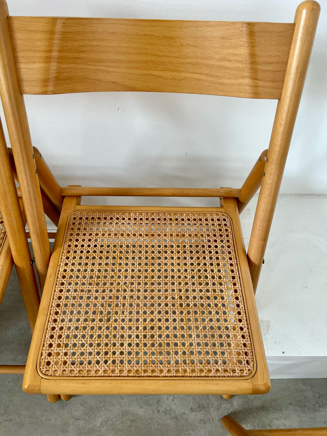 Lot 6 folding wooden chairs and vintage rattan canning year 60
