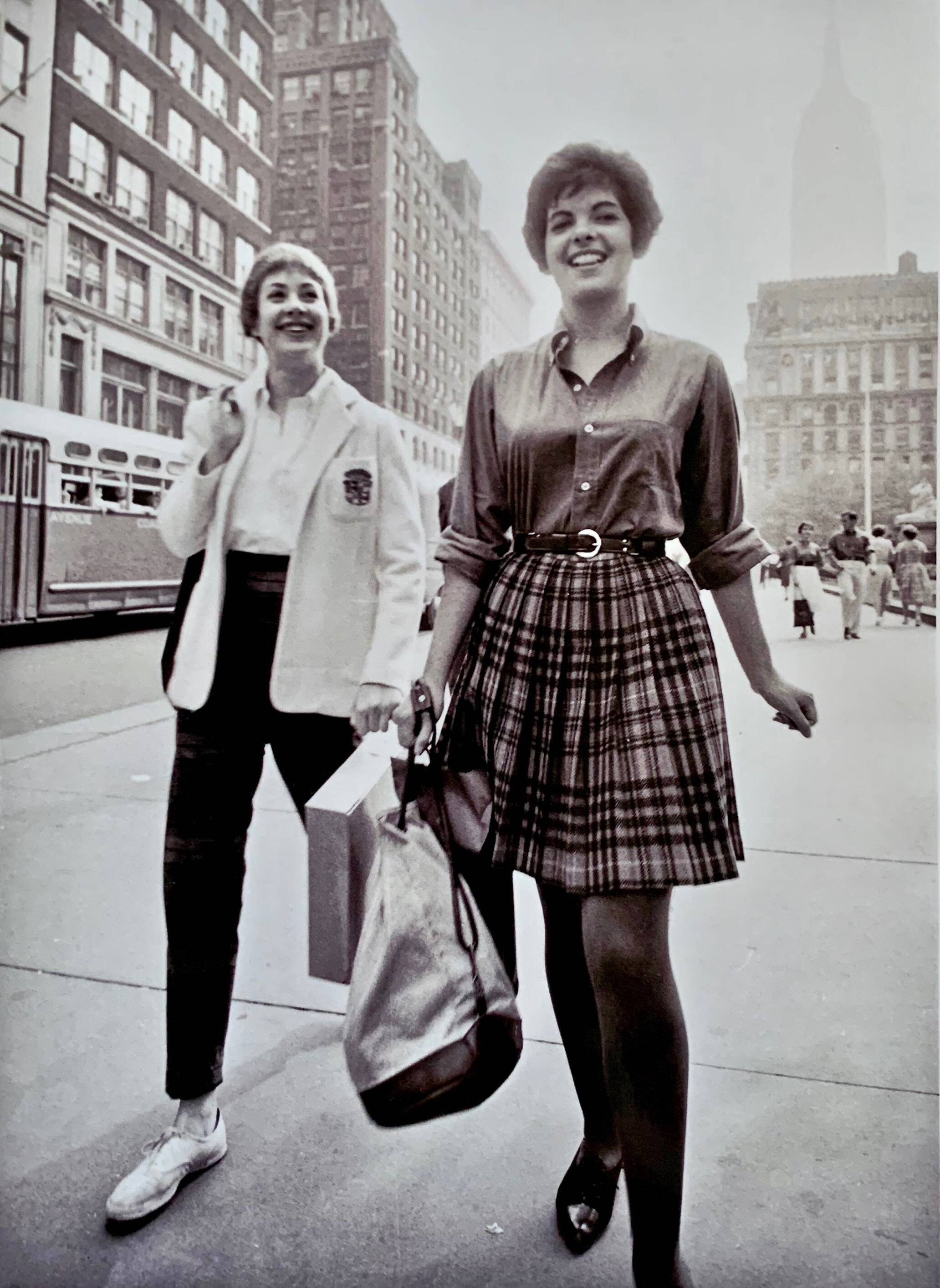 NEW YORK 1950s – 2 young women on 5th Avenue - Elegance & Street Life