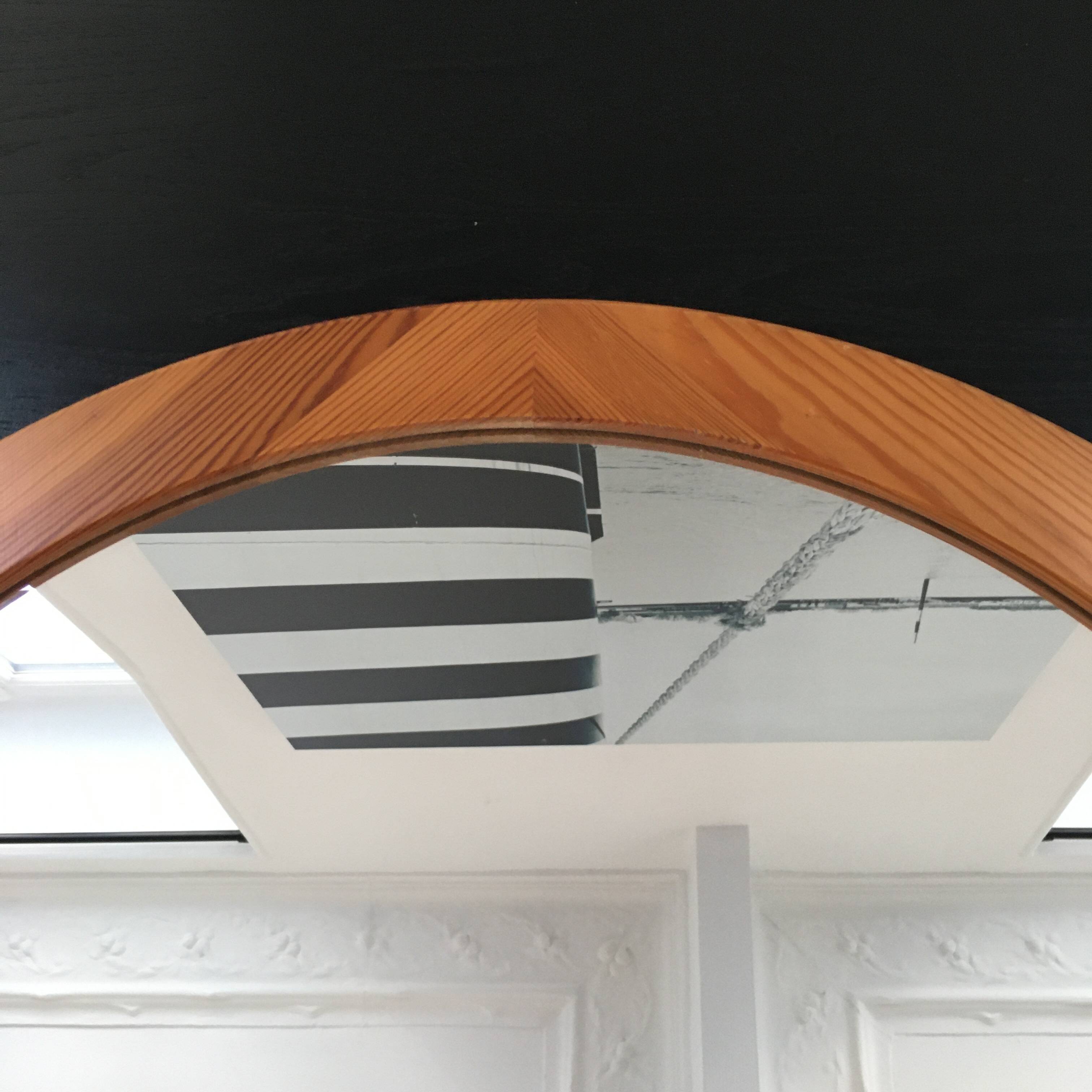 Miroir rond en pin vernis