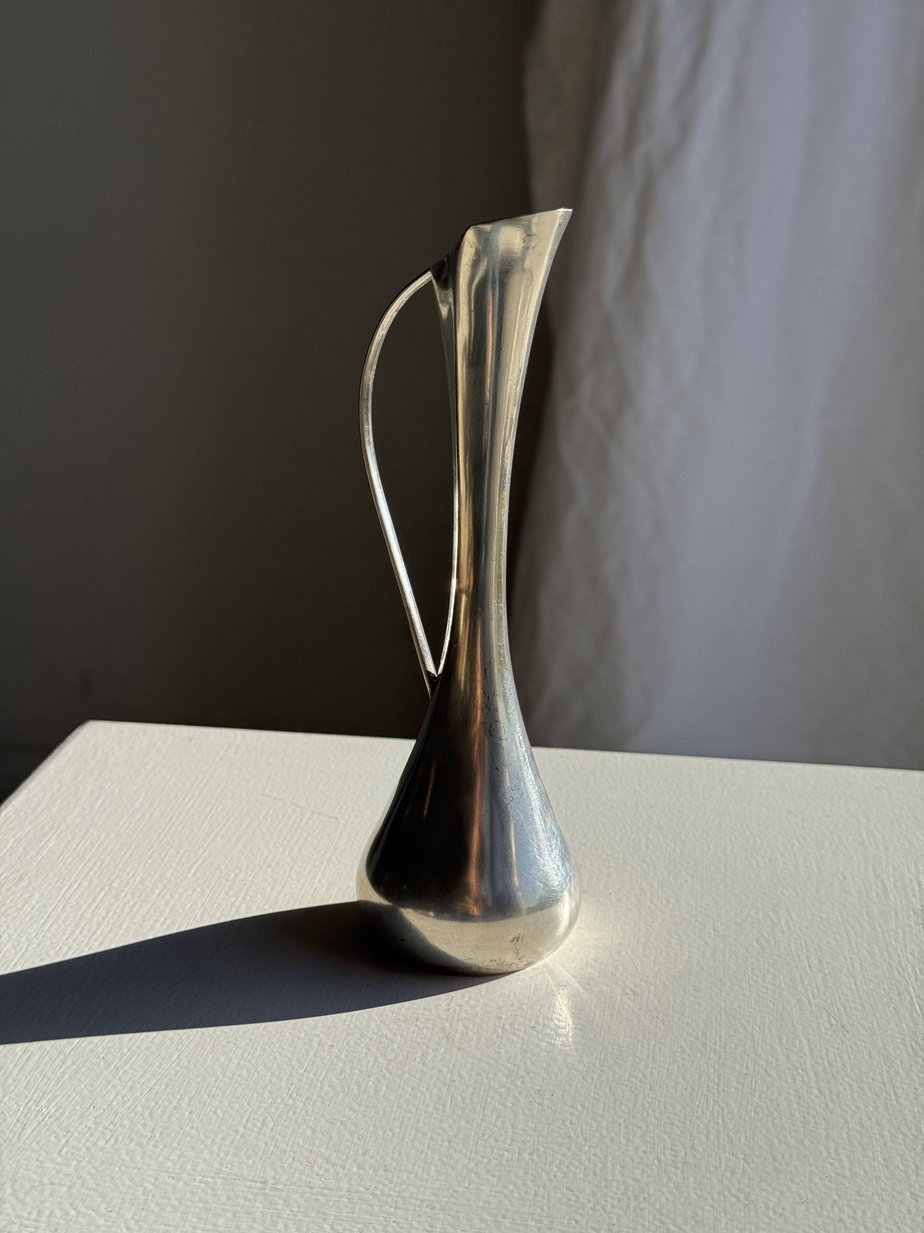 Vintage silver-plated soliflore vase in the shape of a ewer with a slender handle.