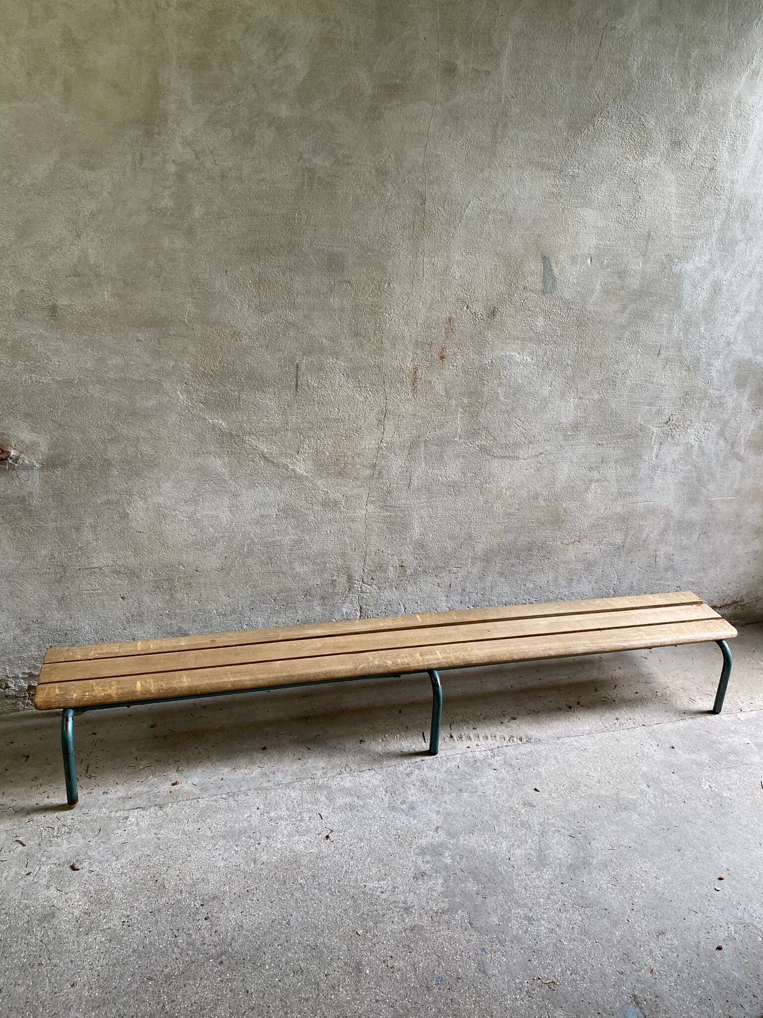 Vintage wood kindergarten bench and tubular structure in Long lacquered metal. 2m / High. 25 cm