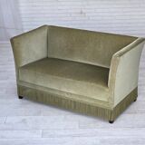 Canapé danois 2 places des années 1970, revêtement en velours, pieds en hêtre.