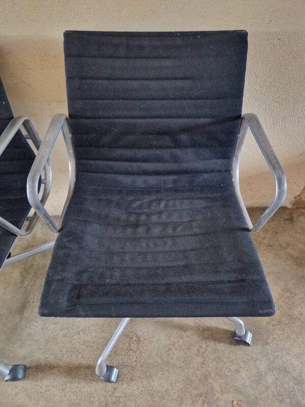 Charles and Ray Eames - Pair of office chairs - model EA117 - Vitra
