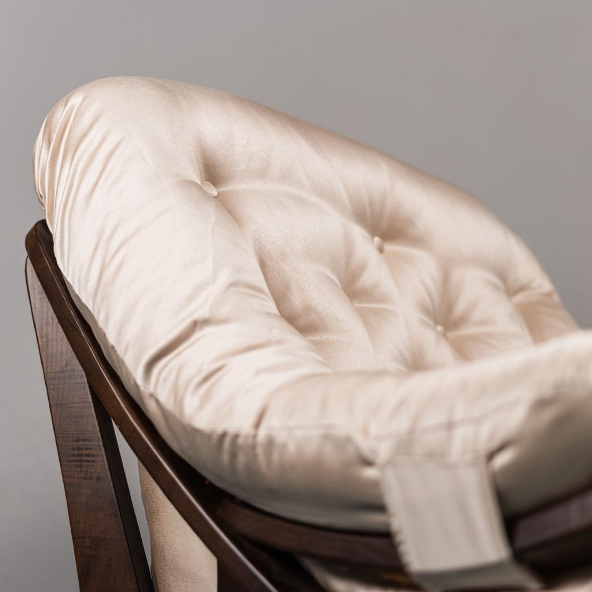 Fauteuil en tissu beige 70s vintage moderne