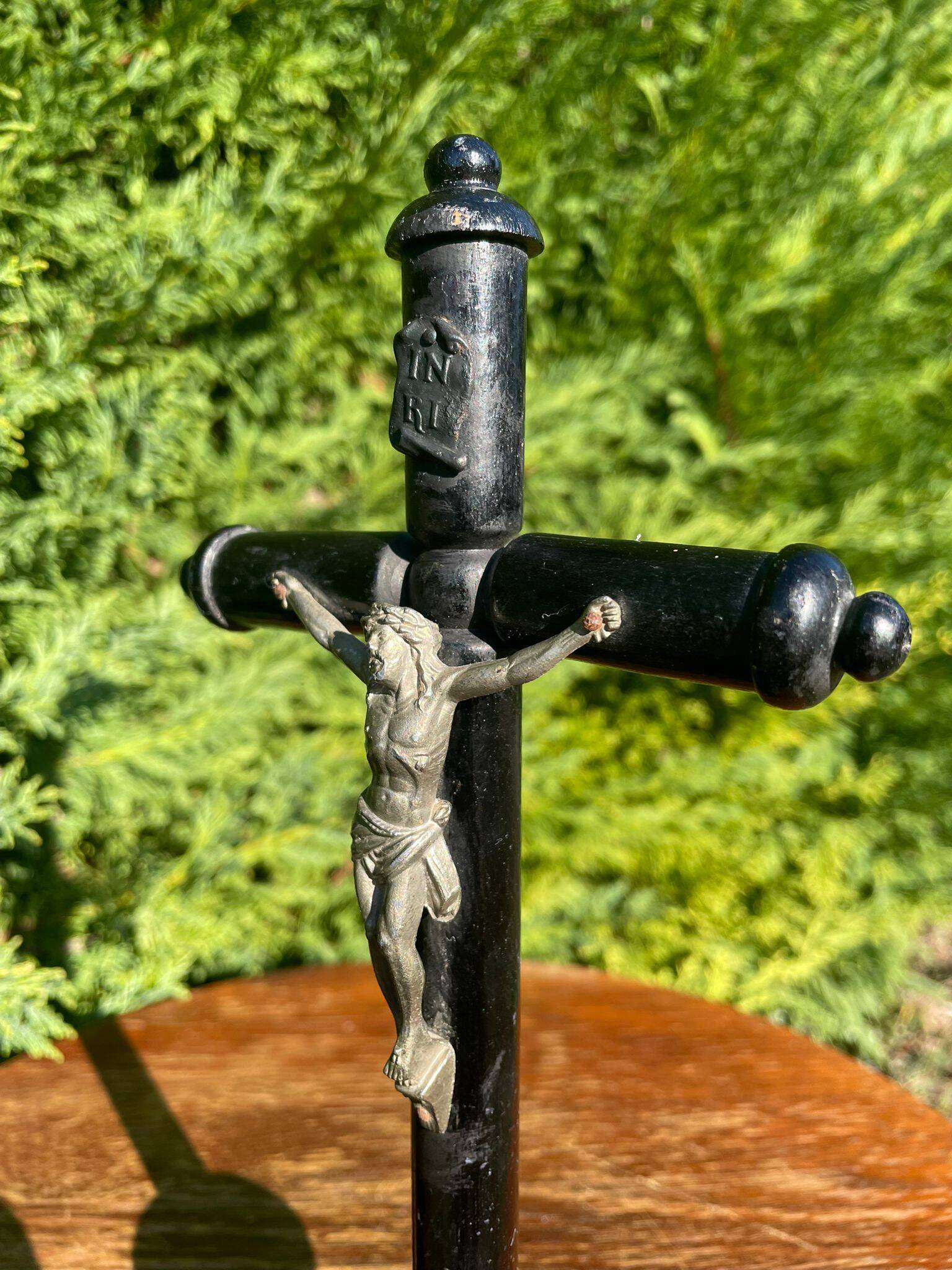 Blackened wood crucifix on base (26 cm)