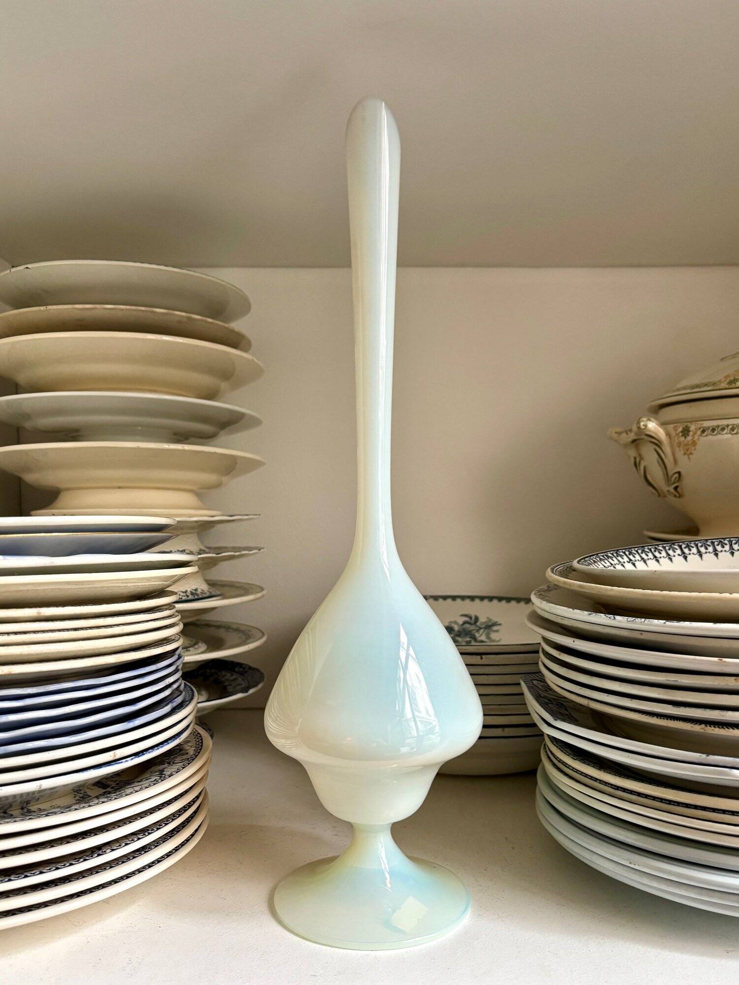 Vase, single-flower vase in white opaline