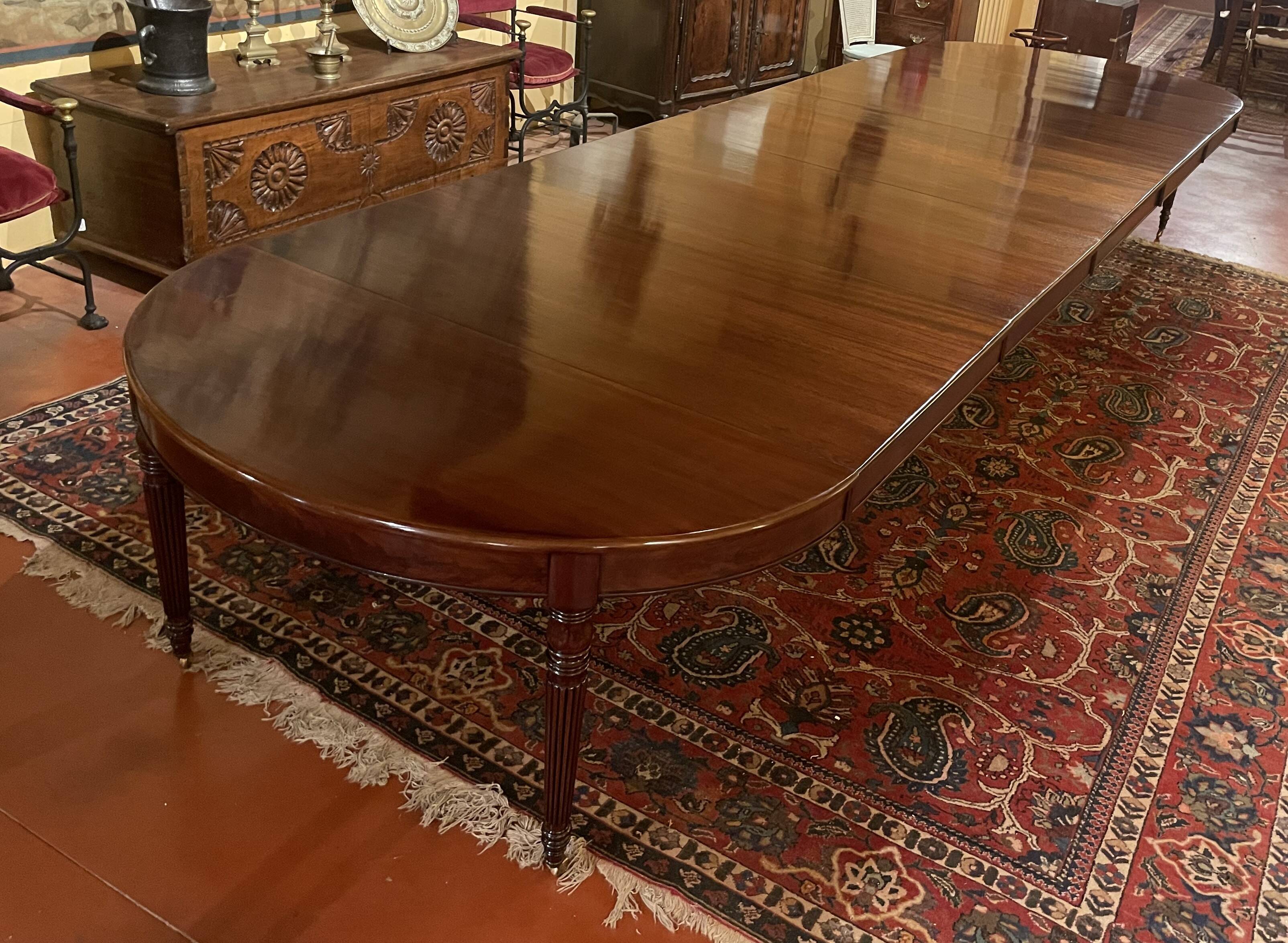 Extensible dining table from the Louis XVI period in mahogany with a banded top.